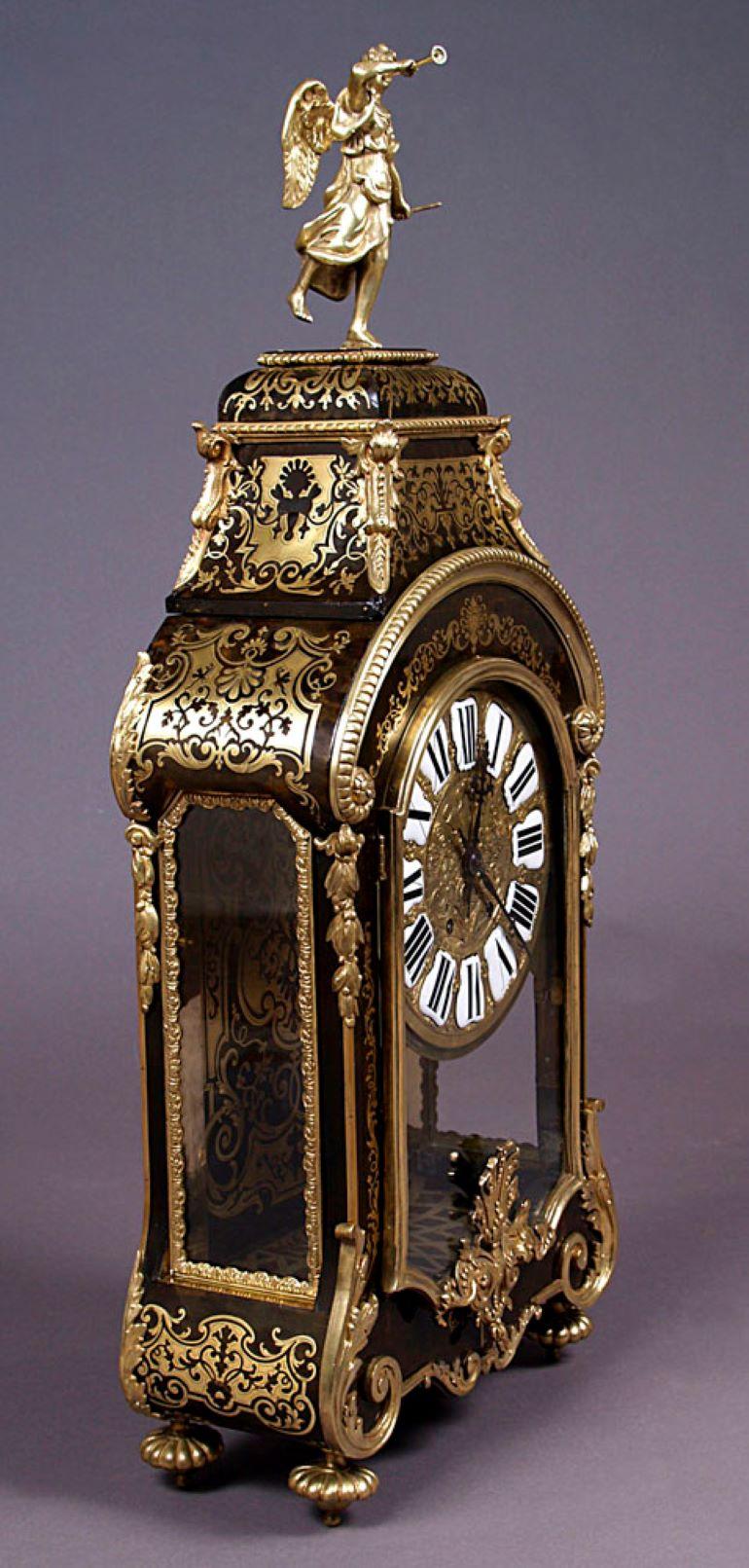19th century Boulle Type mantel clock
A clock in the Boulle type, console type, set on four flattened legs, decorated with numerous elements of bronze, tortoiseshell and brass sheet. It is opened from the front by a glass door, ended with an arch