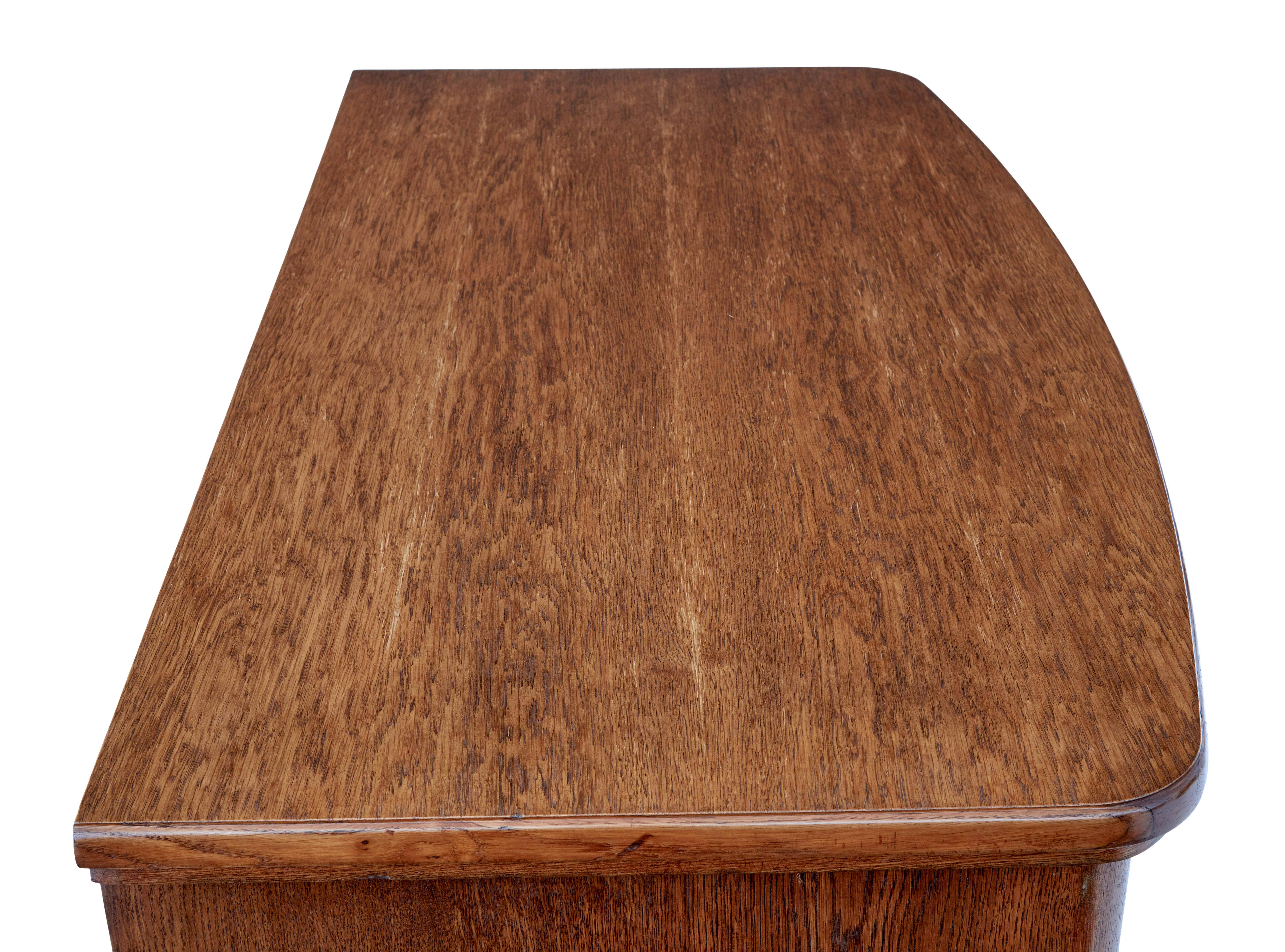 Cassettiera in legno di quercia con fronte ad arco del XIX secolo in vendita 3