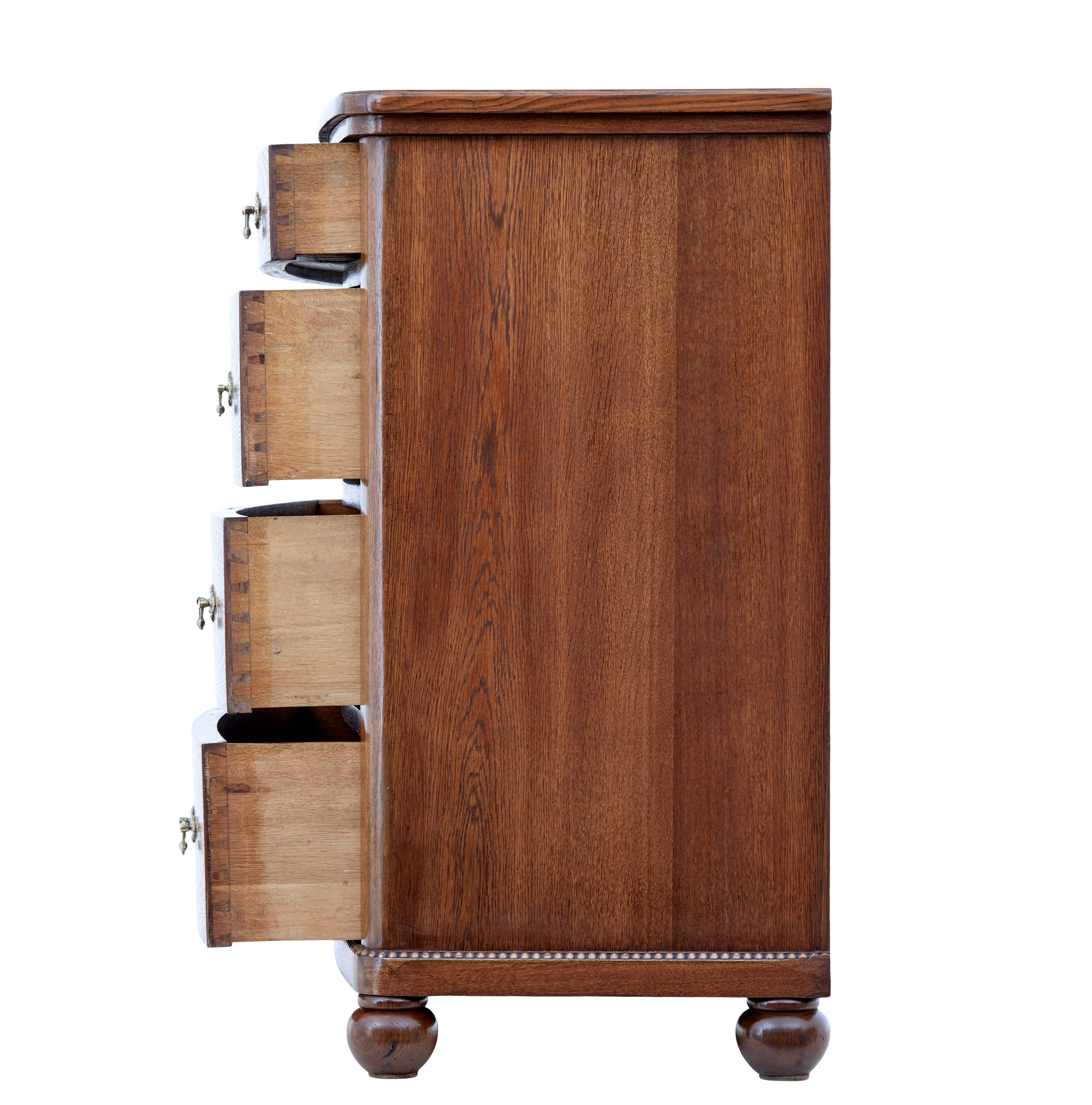 Inglese Cassettiera in legno di quercia con fronte ad arco del XIX secolo in vendita