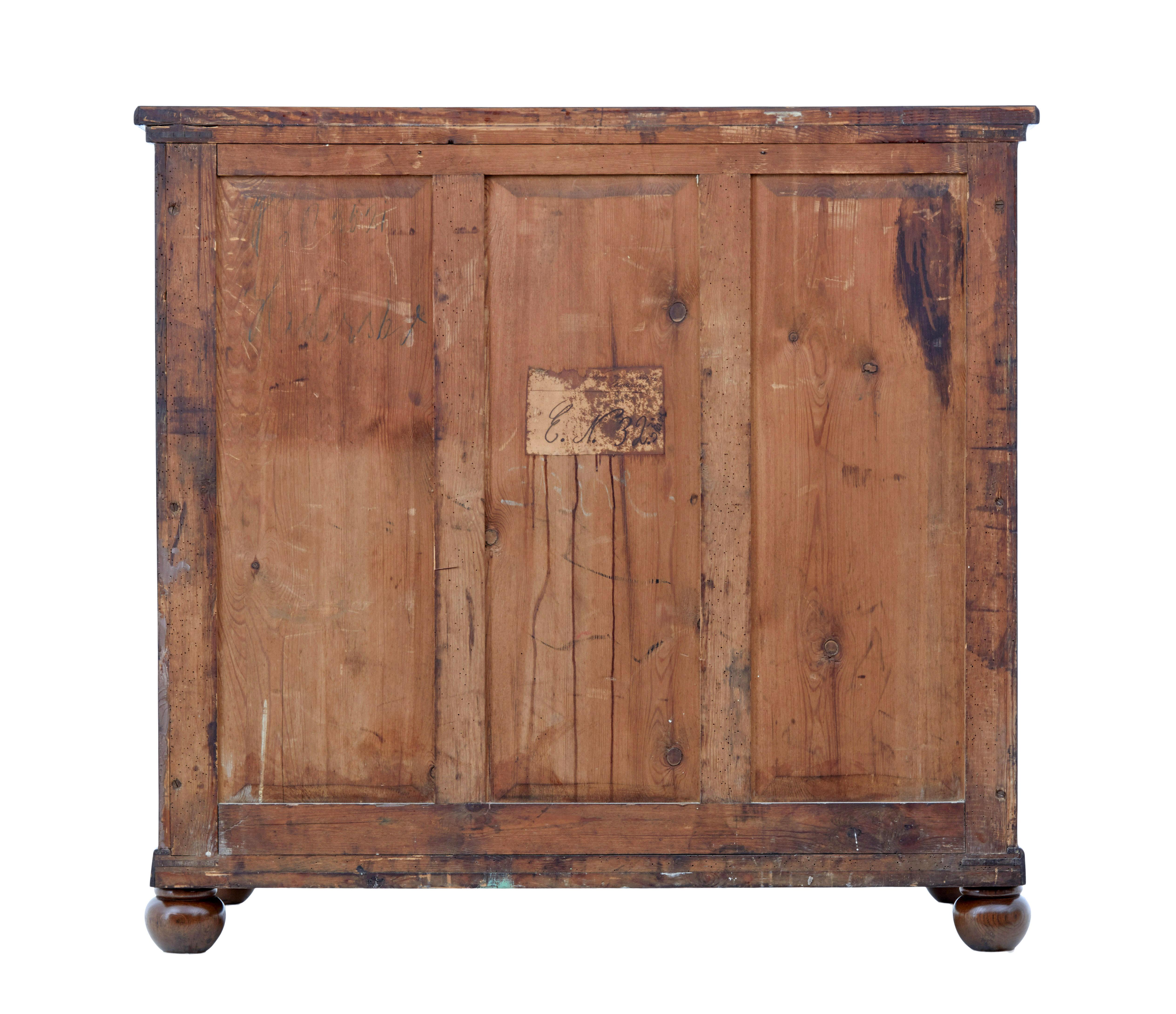 Fatto a mano Cassettiera in legno di quercia con fronte ad arco del XIX secolo in vendita