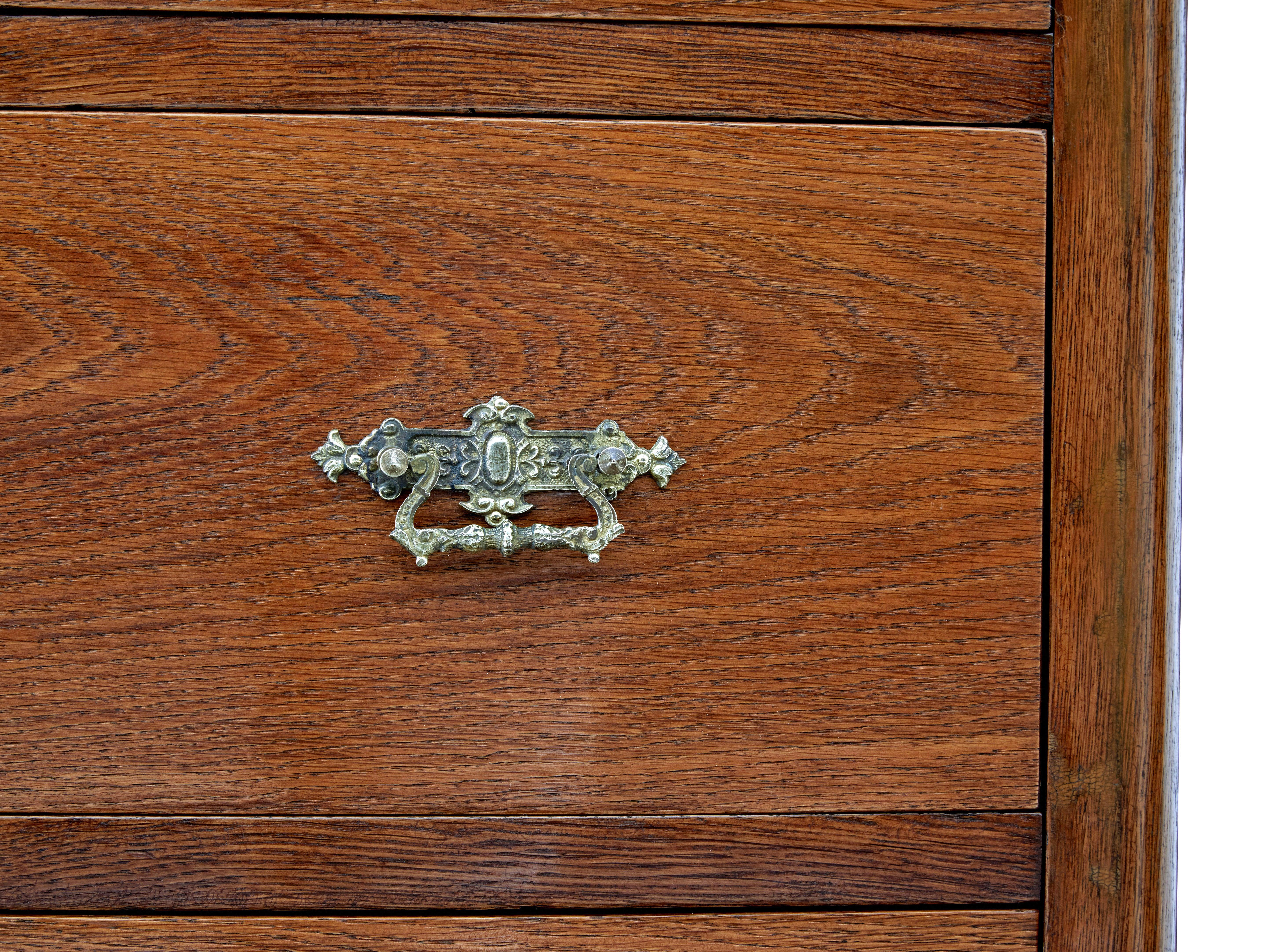19th century bow front oak chest of drawers In Good Condition For Sale In Debenham, Suffolk