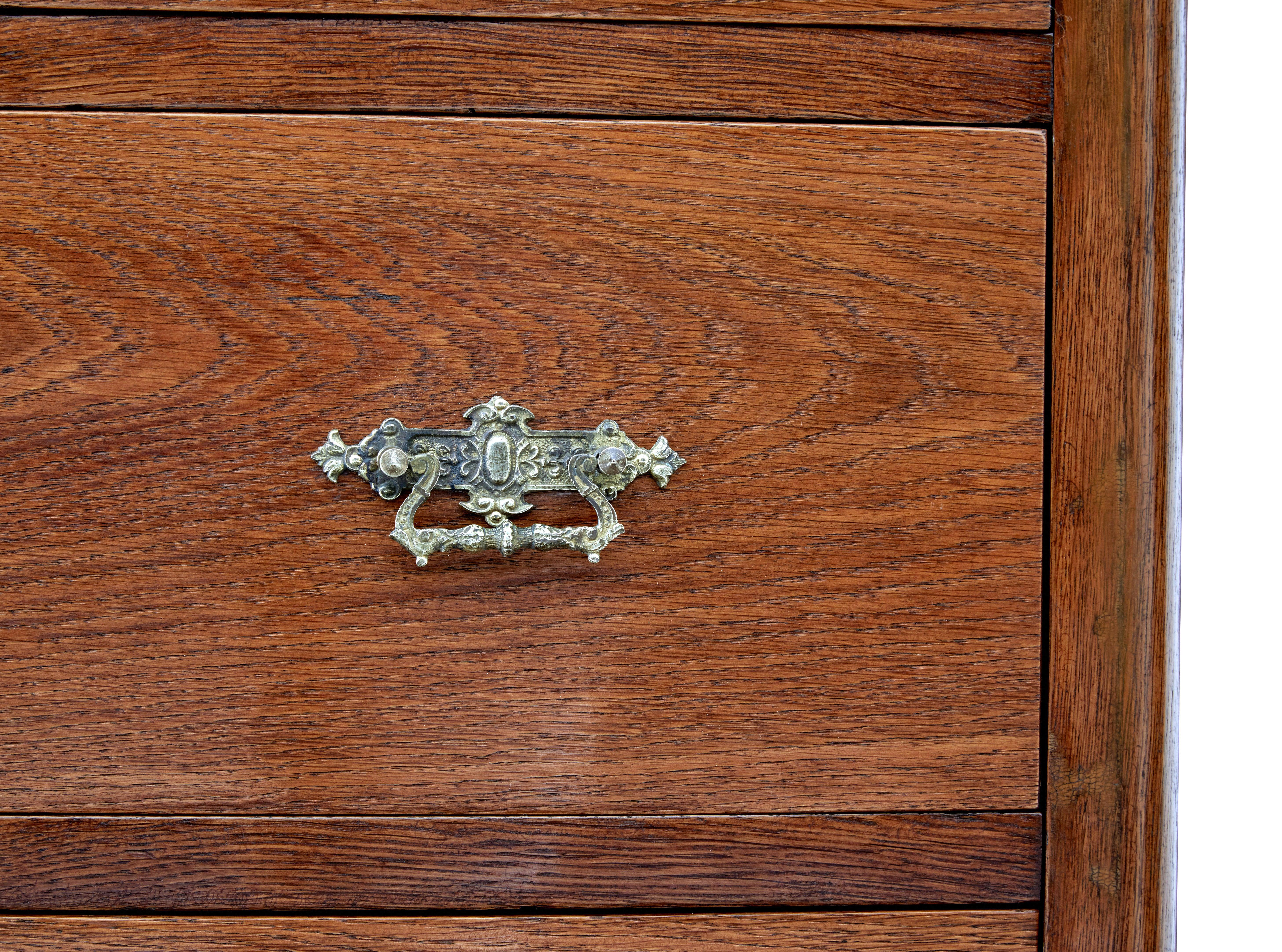 Quercia Cassettiera in legno di quercia con fronte ad arco del XIX secolo in vendita