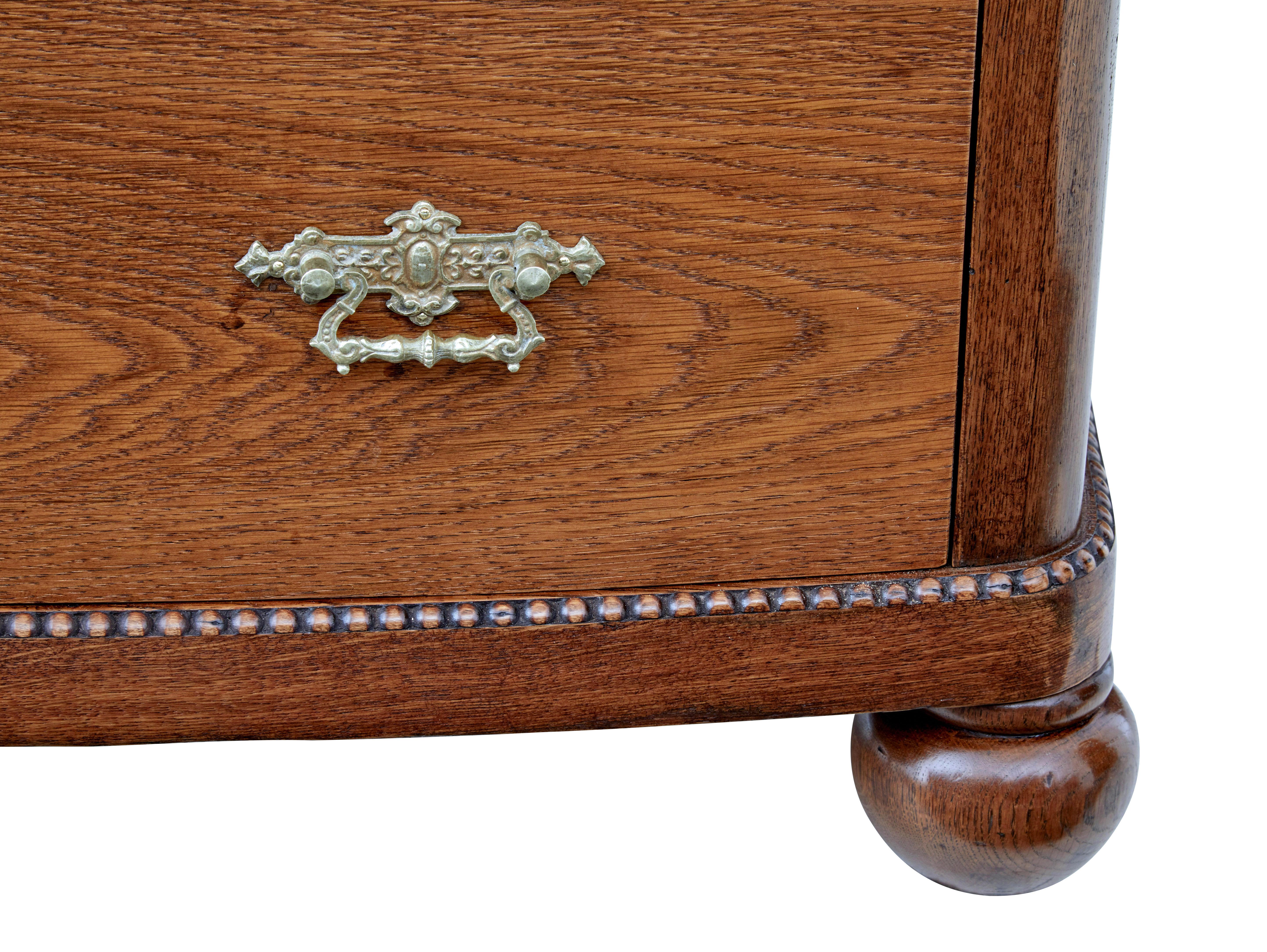 Cassettiera in legno di quercia con fronte ad arco del XIX secolo in vendita 1