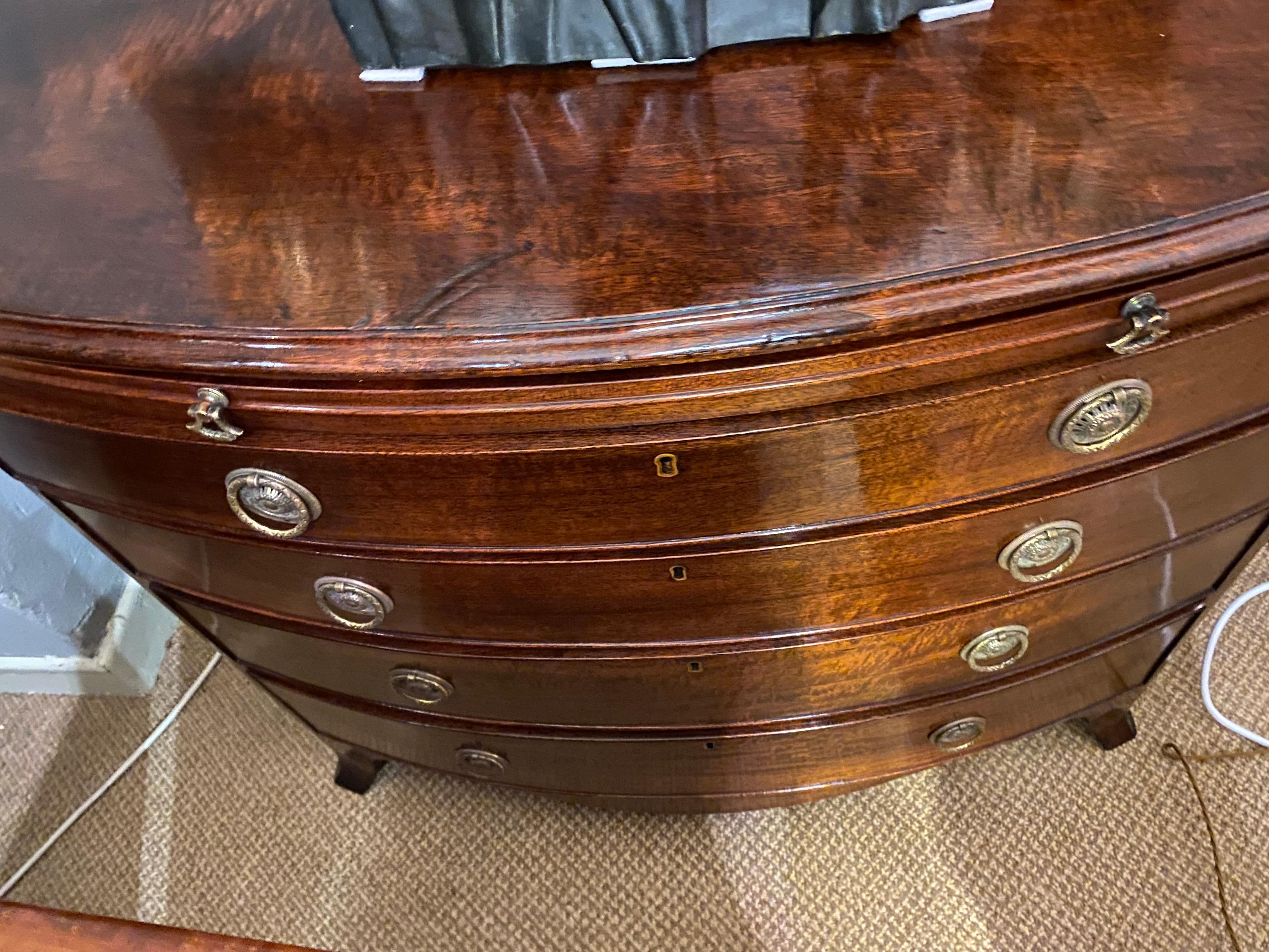 19th Century Bow Fronted Mahogany Chest with Pull-Out Dressing Slide For Sale 1