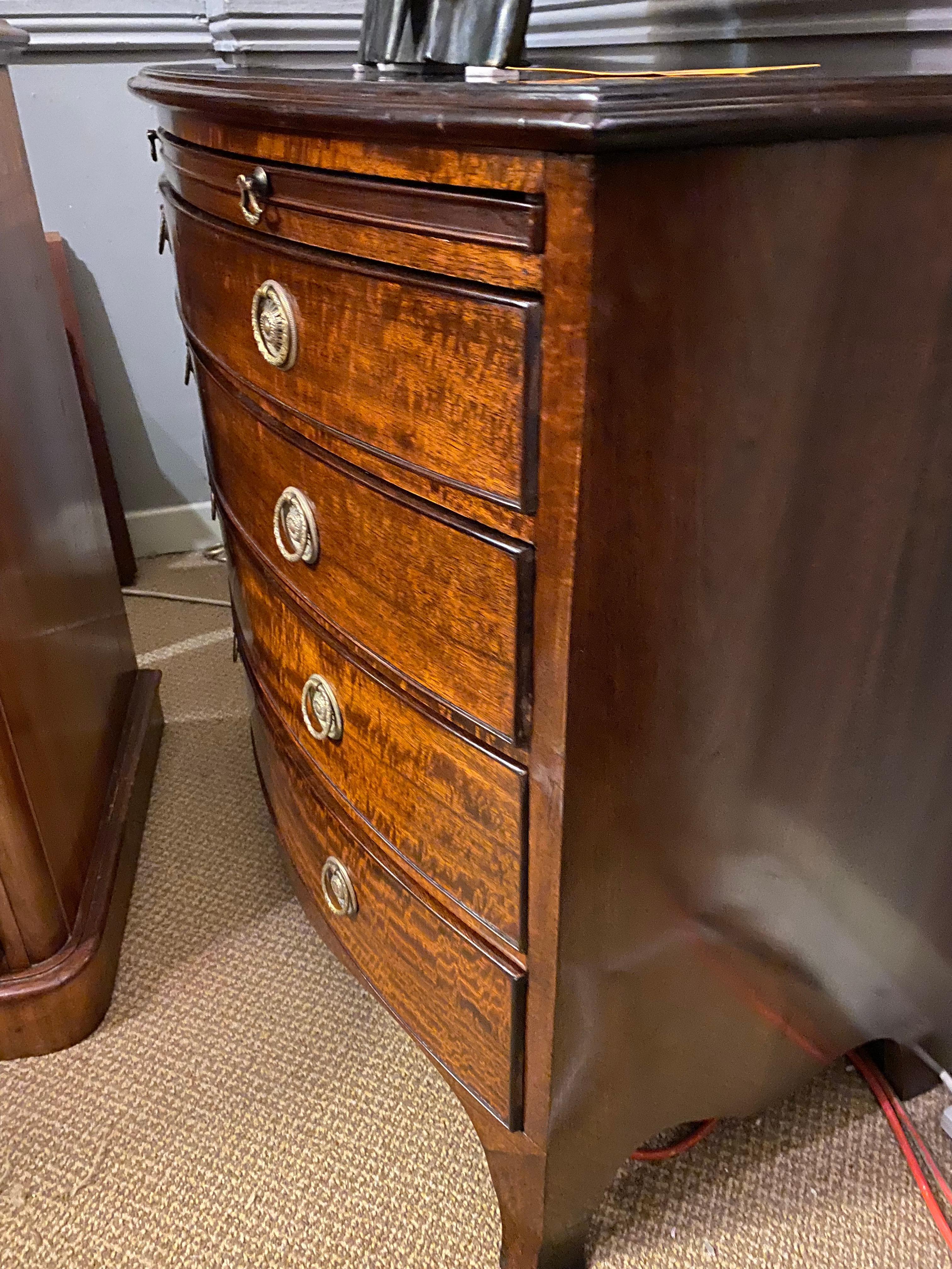 19th Century Bow Fronted Mahogany Chest with Pull-Out Dressing Slide For Sale 2