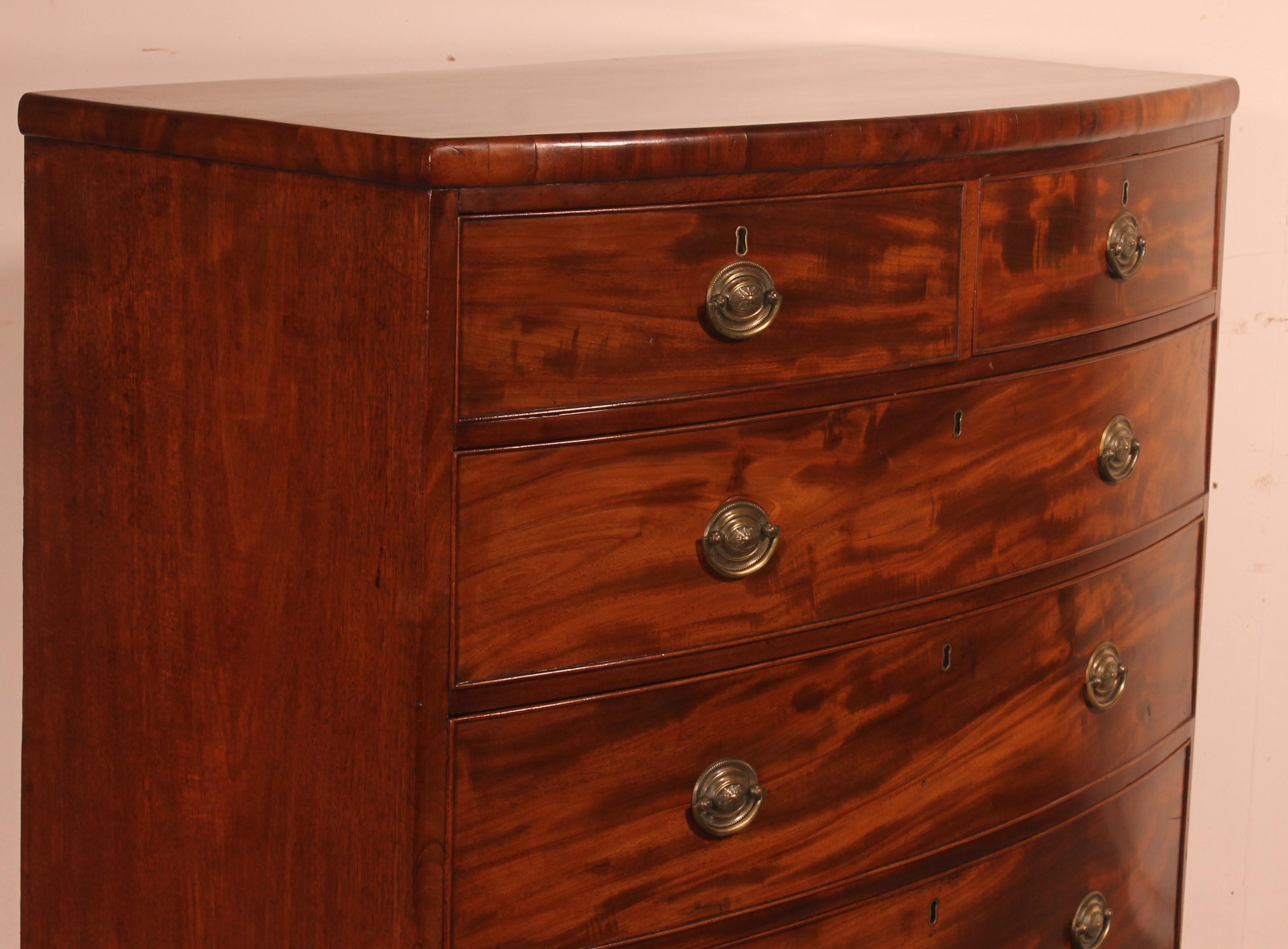 19th Century Bowfront Chest of Drawers in Mahogany For Sale 5