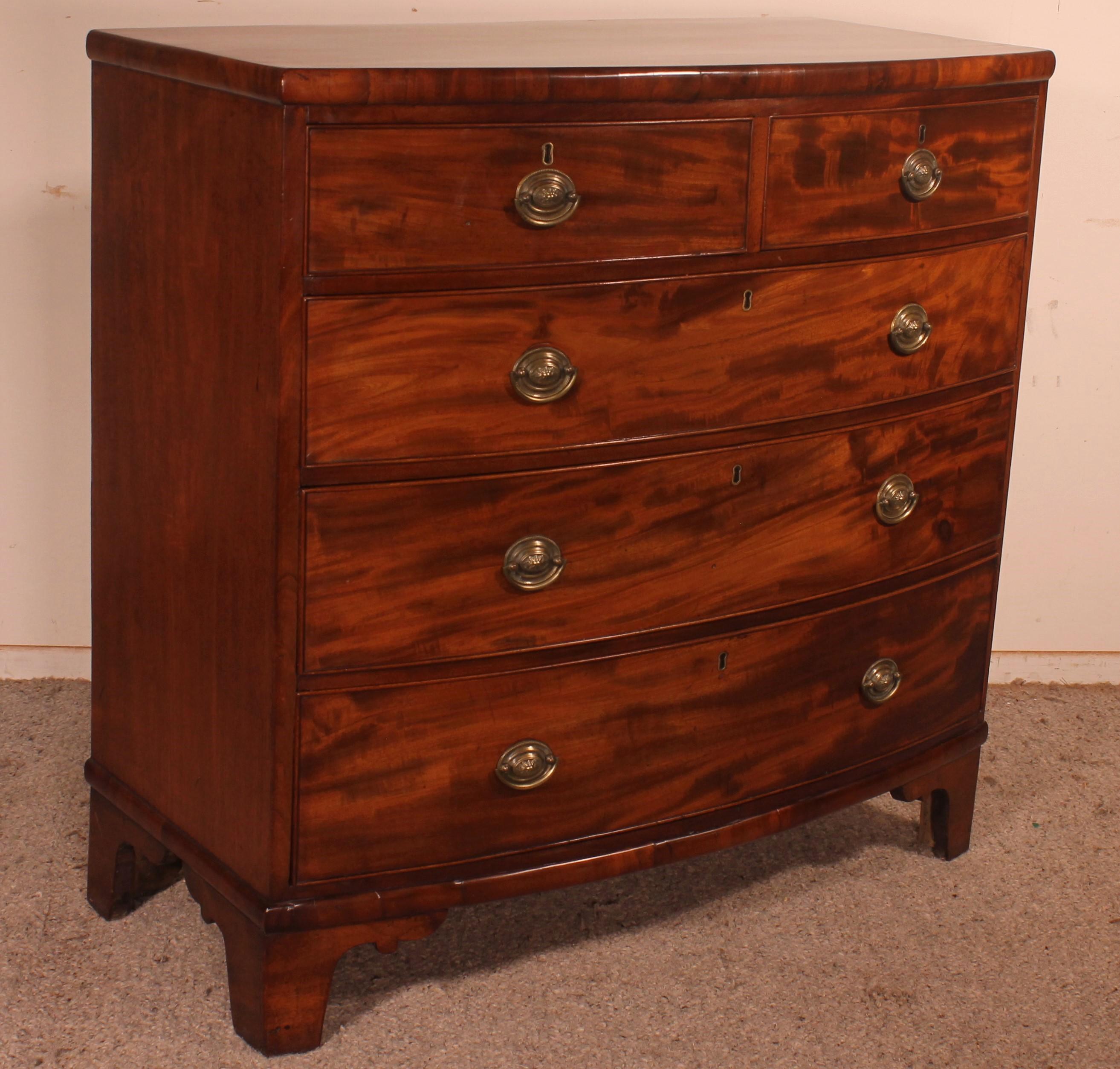 19th Century Bowfront Chest of Drawers in Mahogany For Sale 6