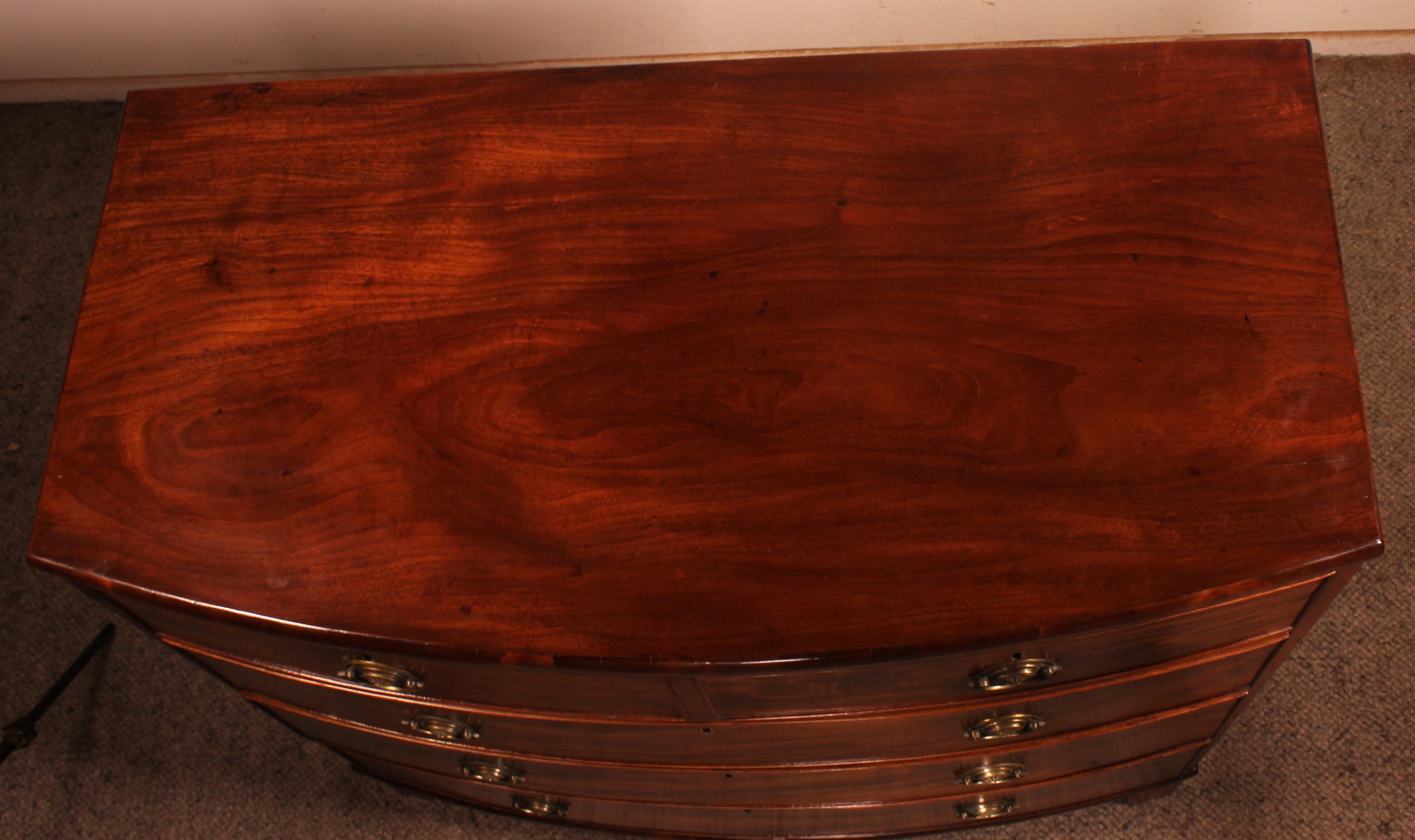 19th Century Bowfront Chest of Drawers in Mahogany For Sale 7