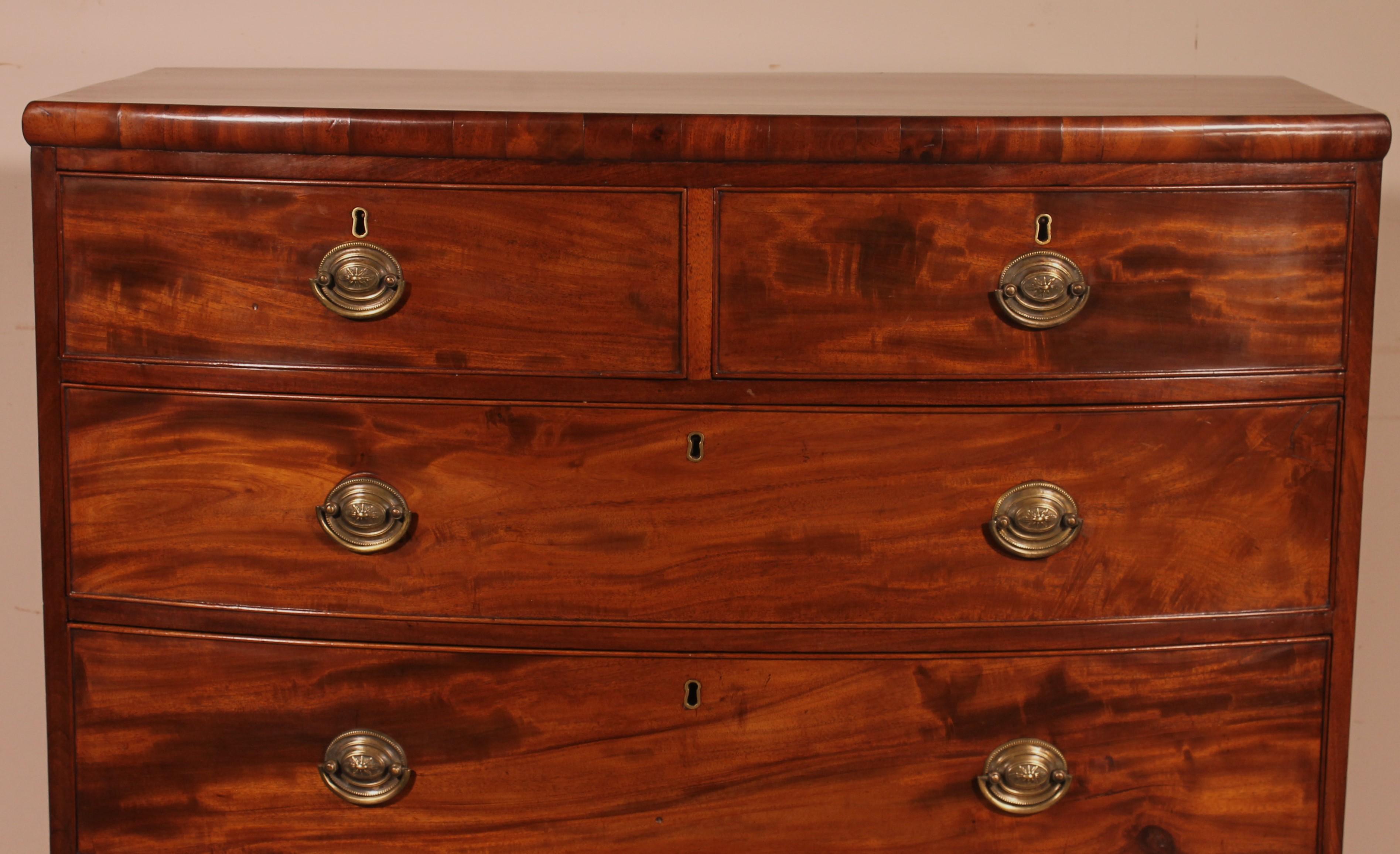 A fine bowfront chest of drawers in mahogany from the beginning of the 19th century - England.

Very beautiful chest of drawers composed of five drawers.
The drawers are curved which gives it a beautiful line and was at the time a sign of quality