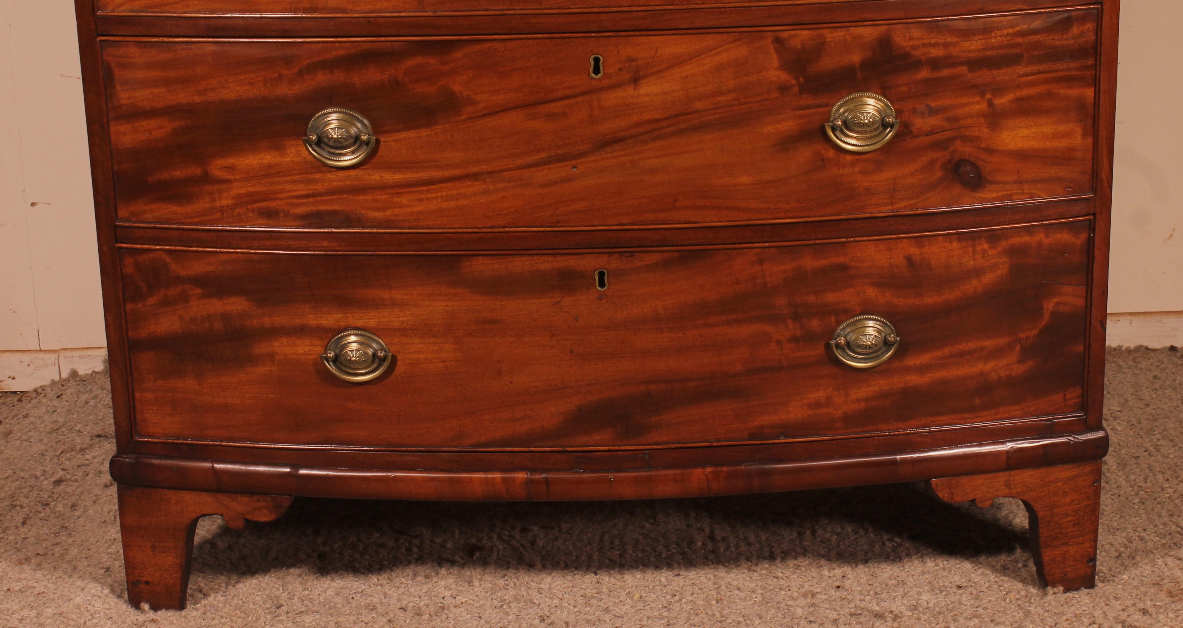 Early Victorian 19th Century Bowfront Chest of Drawers in Mahogany For Sale