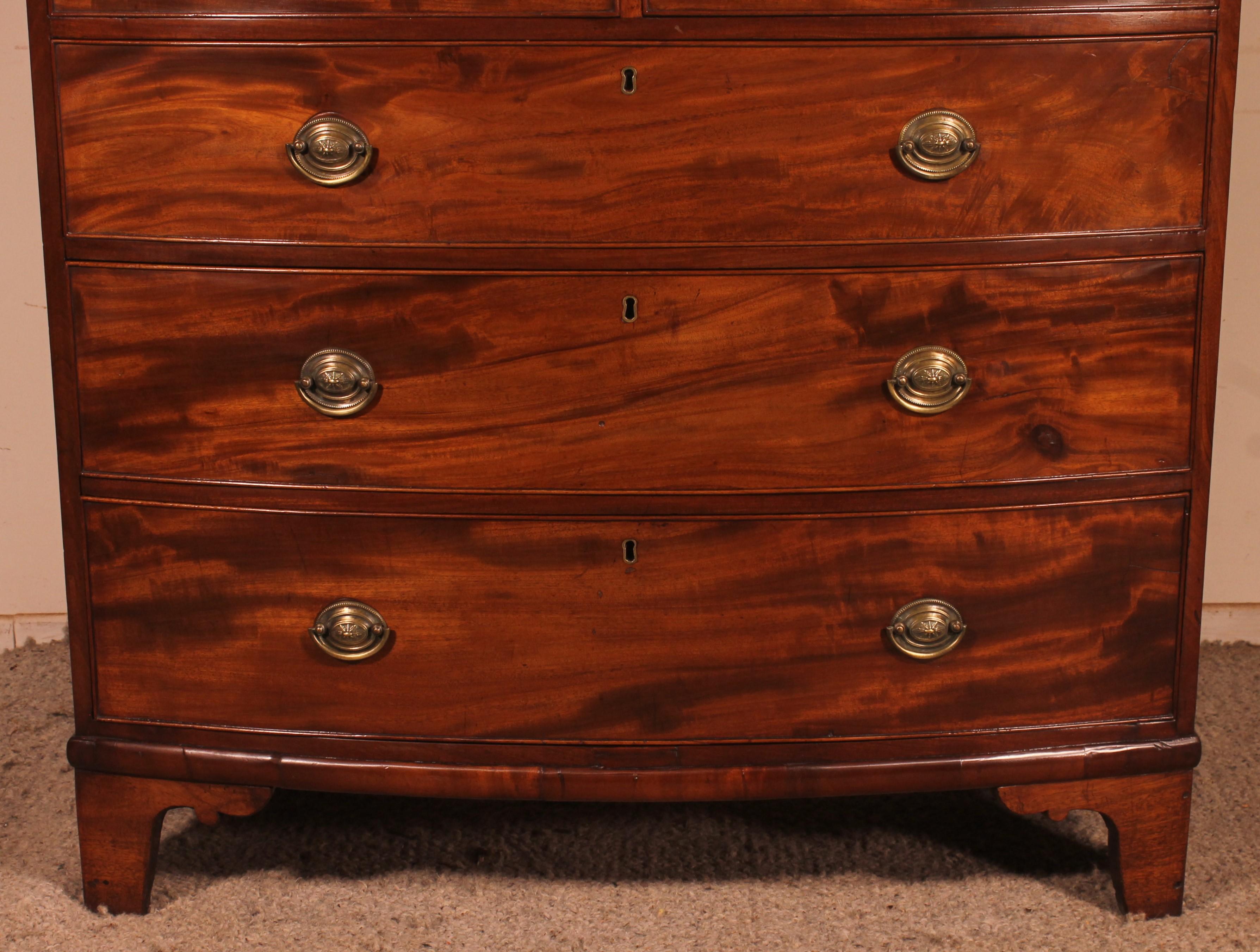 British 19th Century Bowfront Chest of Drawers in Mahogany For Sale