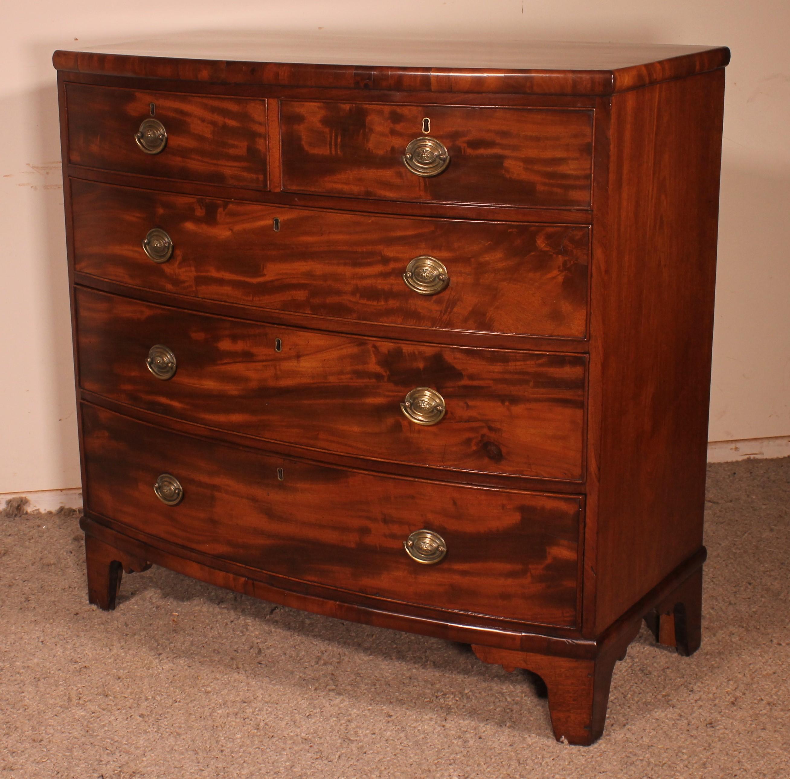 19th Century Bowfront Chest of Drawers in Mahogany In Good Condition For Sale In Brussels, Brussels