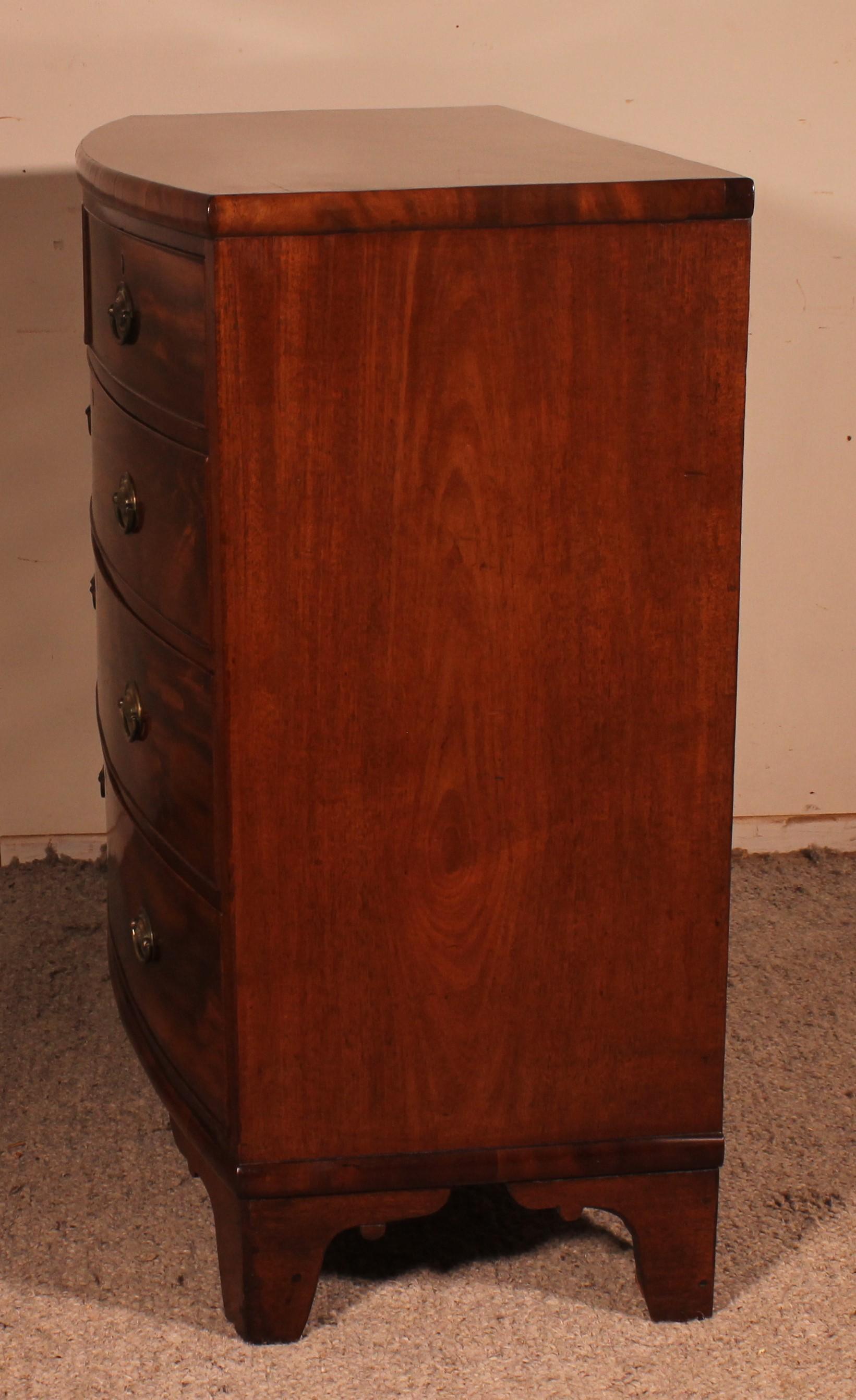 19th Century Bowfront Chest of Drawers in Mahogany For Sale 1