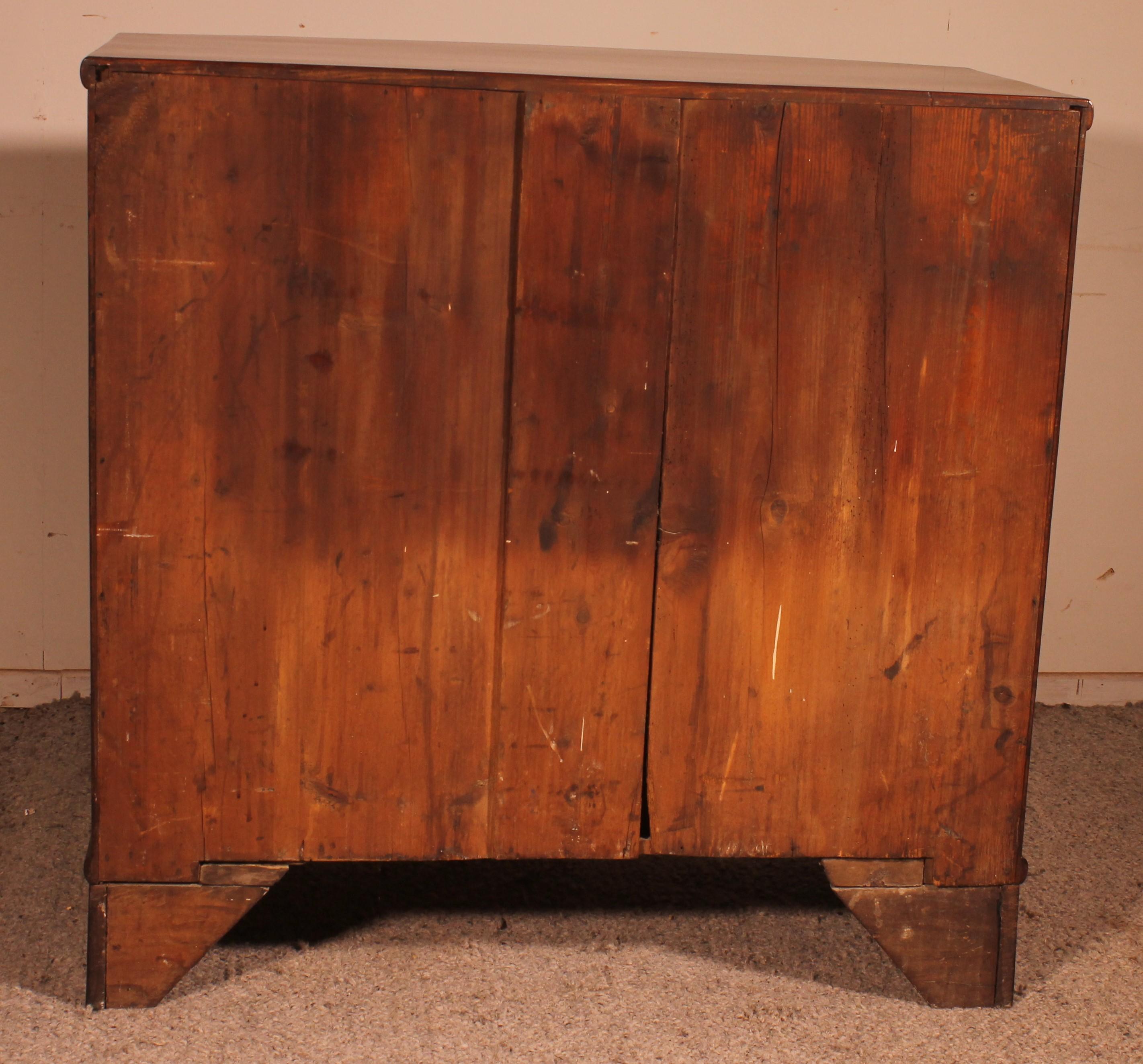 19th Century Bowfront Chest of Drawers in Mahogany For Sale 2