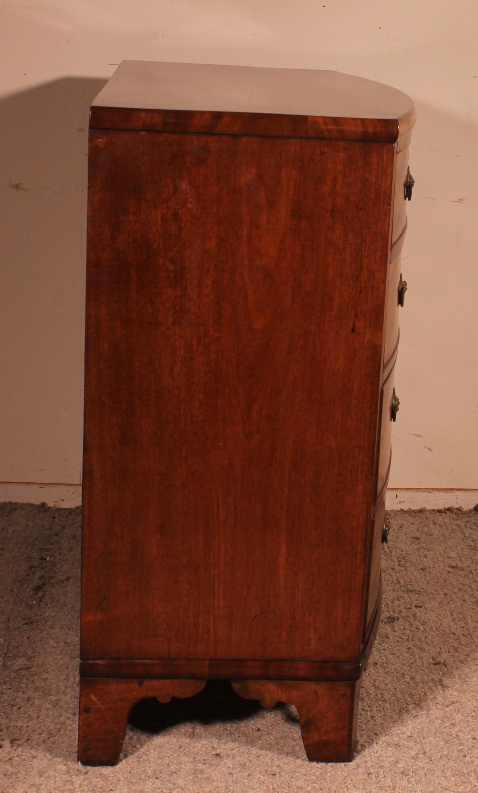 Kommode mit Bogenfront aus Mahagoni aus dem 19. Jahrhundert im Angebot 3