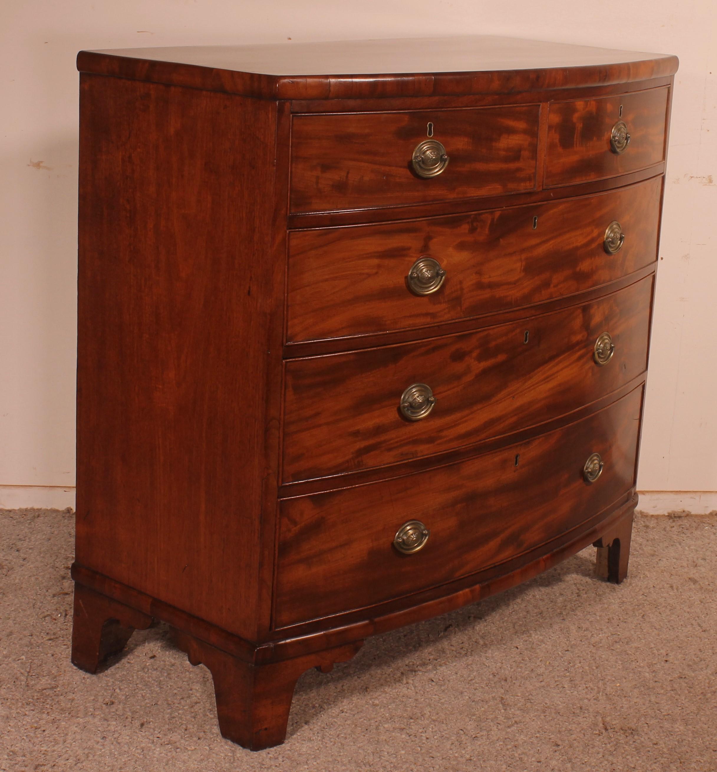19th Century Bowfront Chest of Drawers in Mahogany For Sale 4