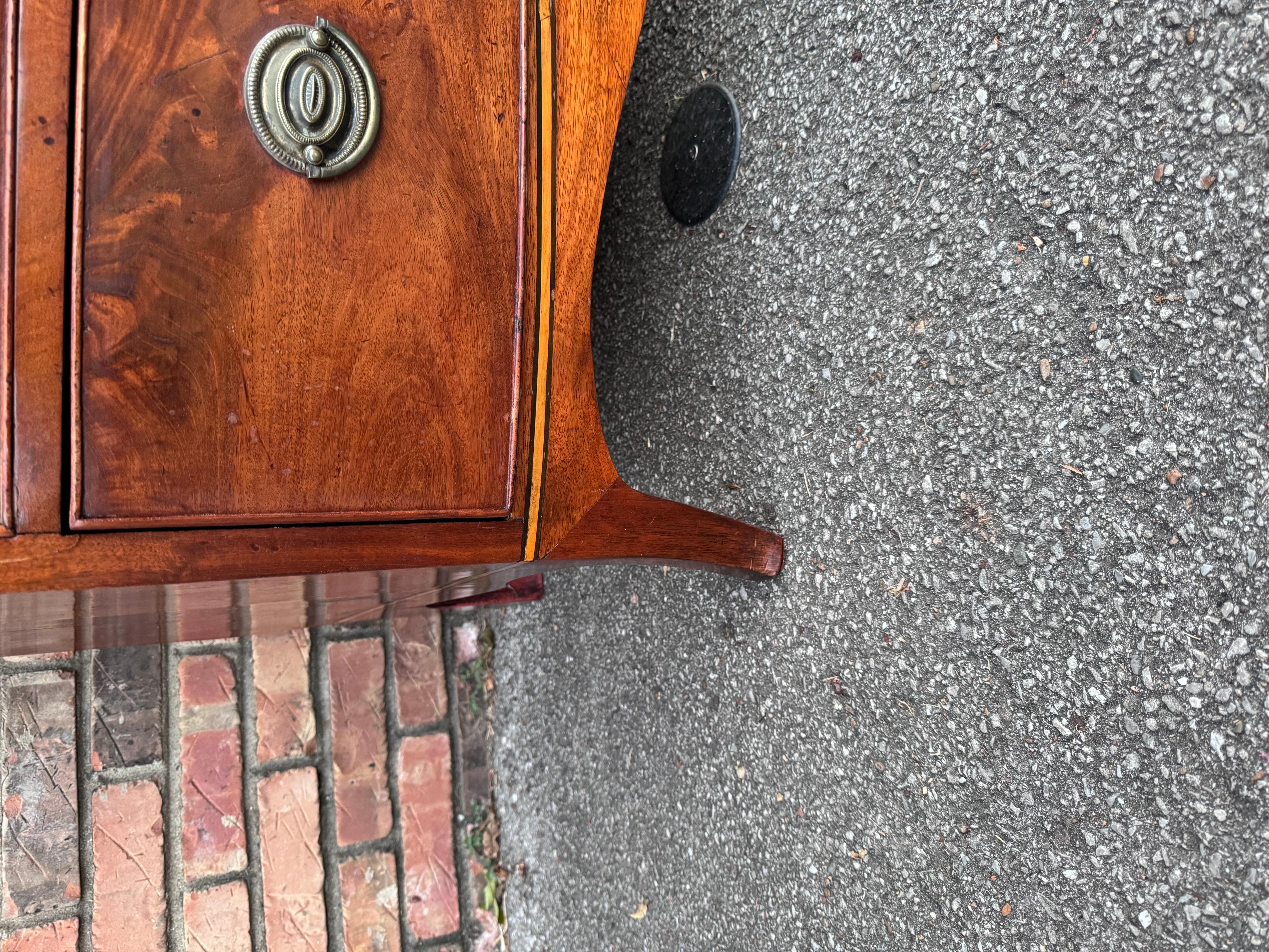 Ce magnifique coffre de célibataire en acajou clair. Cette Calle dispose d'une table d'écriture extractible et porte une attention particulière au dessus. Ce style de coffre sans débordement sur le dessus s'appelle un caddy top très unique, propre