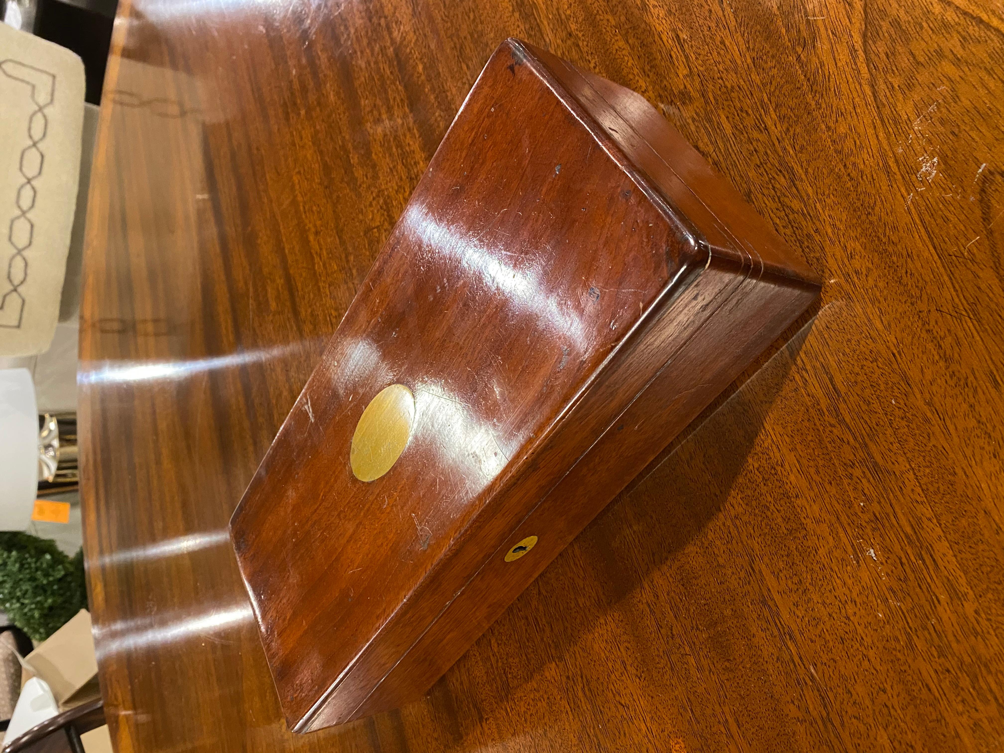 Acajou Boîte du 19ème siècle avec plaque en laiton en vente