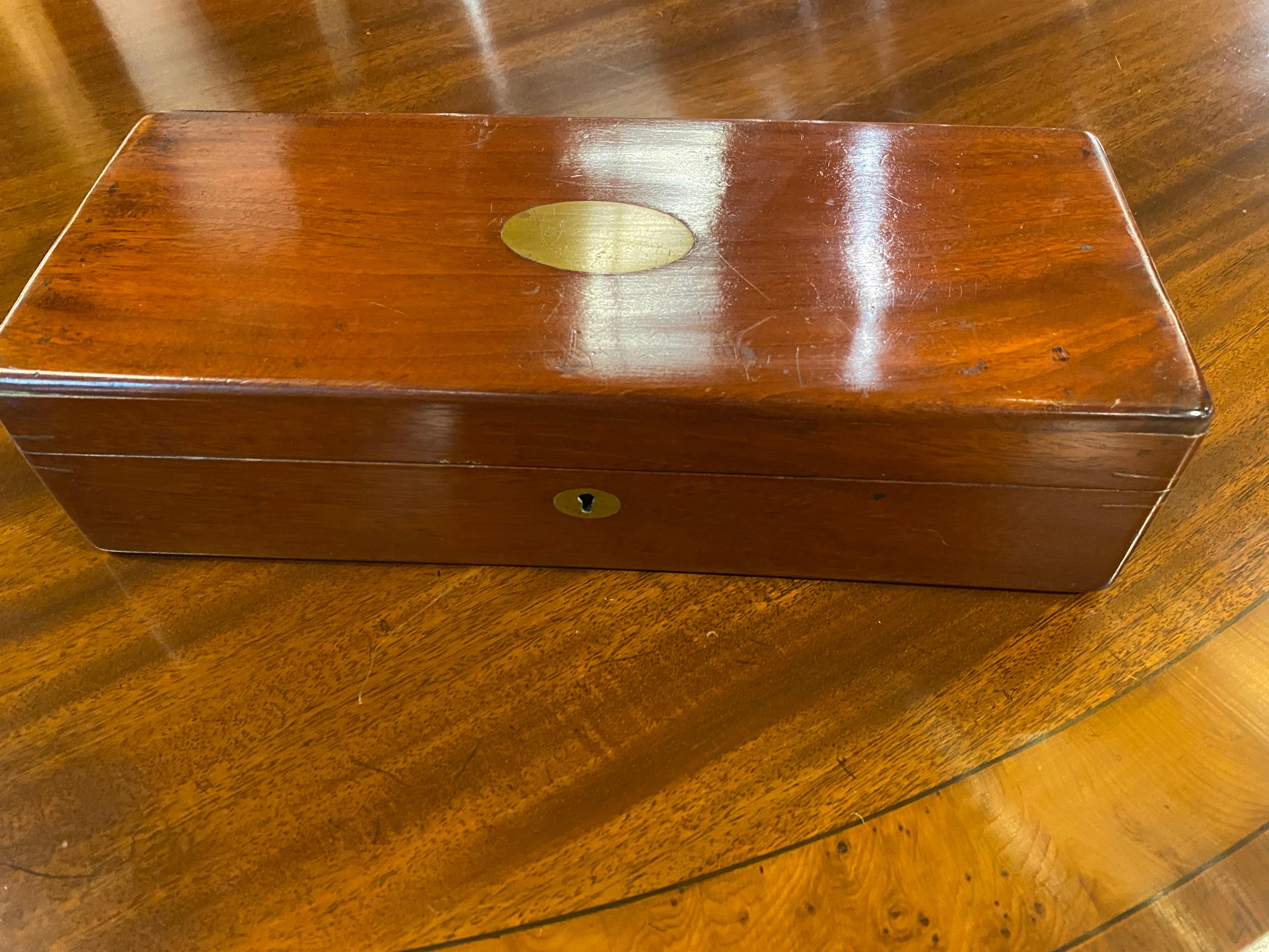 Boîte rectangulaire du XIXe siècle avec une plaque ovale en laiton sans gravure.
L'extérieur a été repoli au fil du temps. Il a une belle patine chaude. L'intérieur a été laissé tel qu'il a été trouvé. Ferrures d'origine en laiton, la clé est