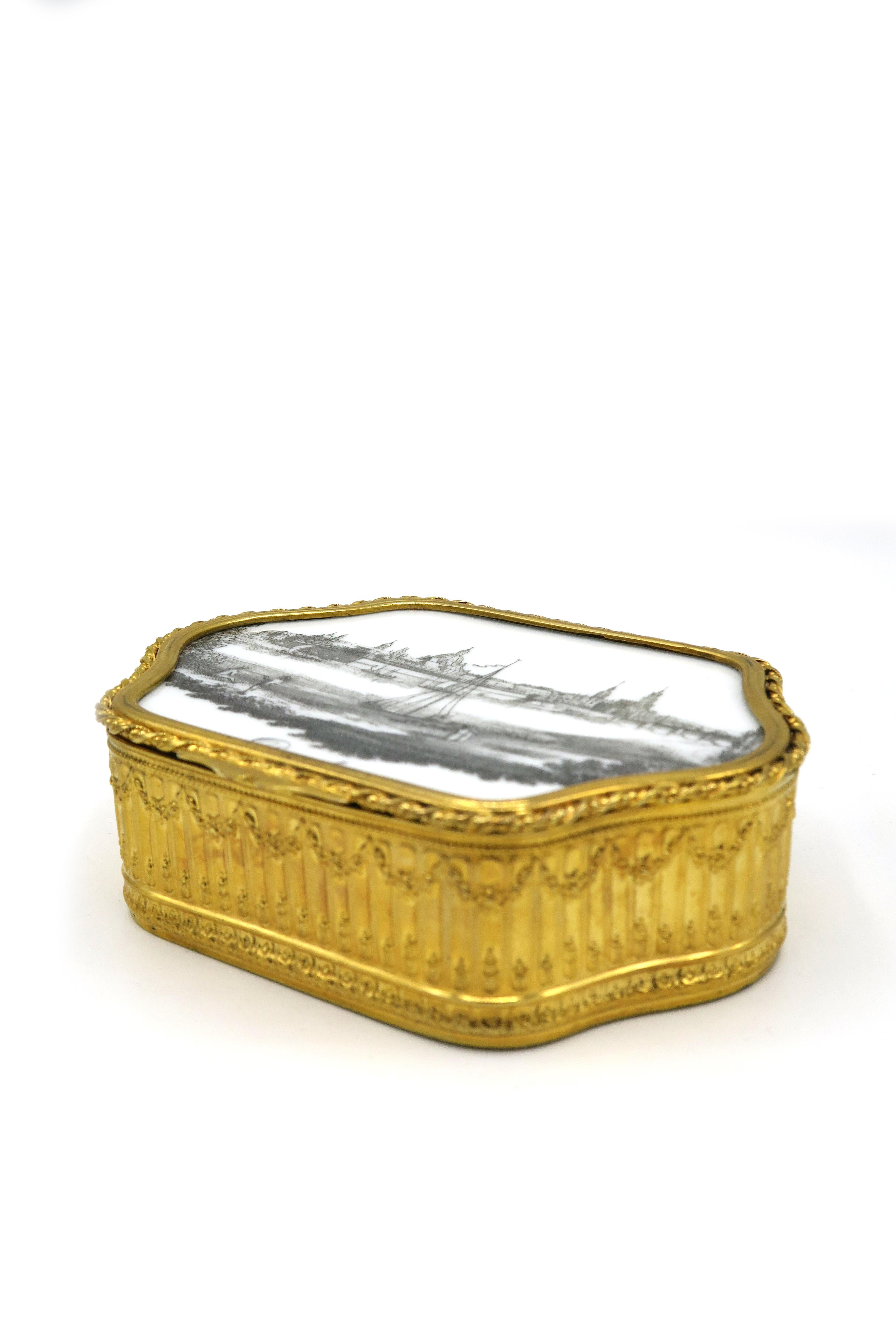 boîte du 19e siècle avec couvercle en porcelaine de Meissen représentant une peinture de paysage de Dresde
Vue de 