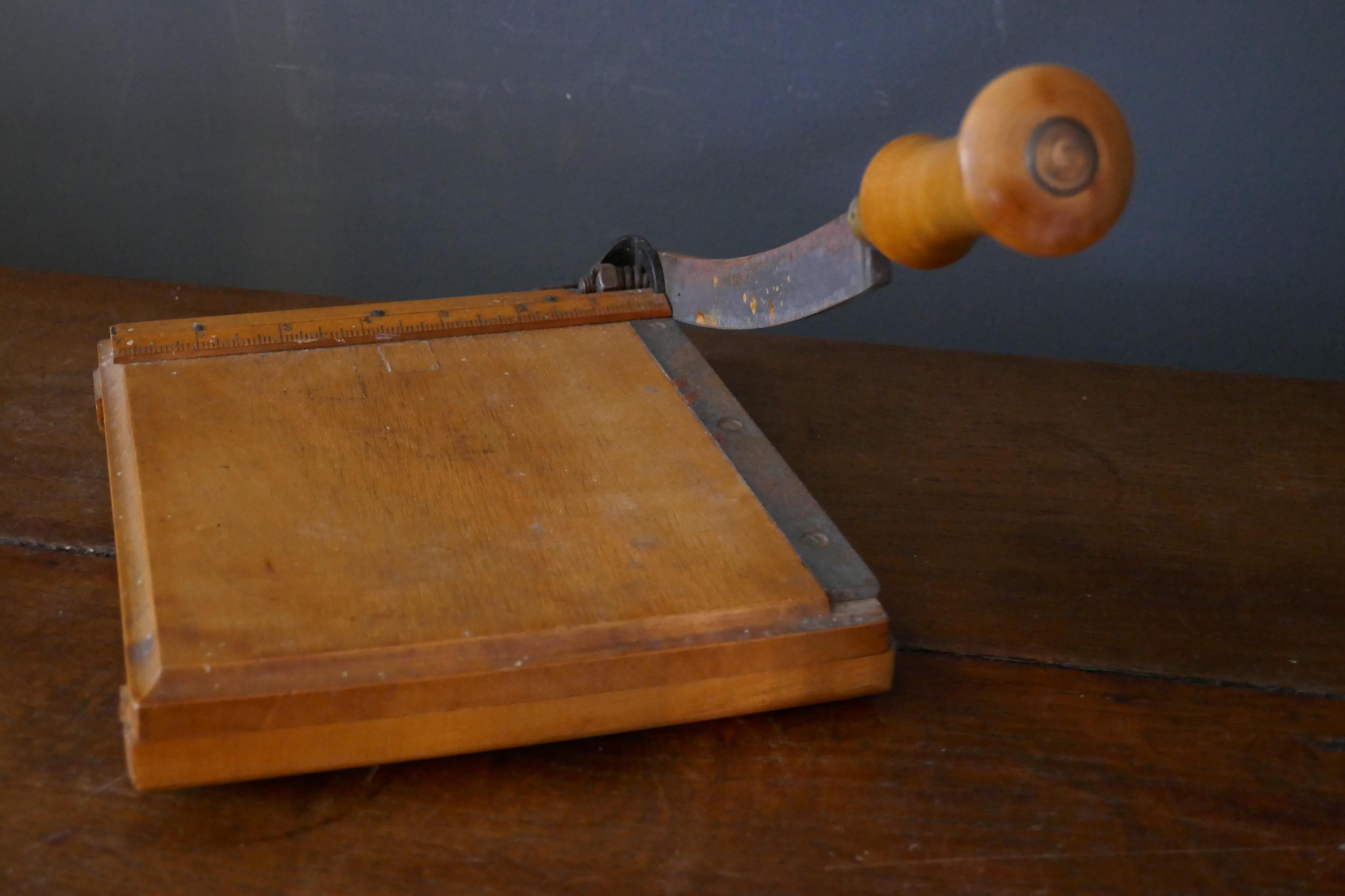 Guillotine à papier en bois et fer du 19e siècle 

Bien utilisé et fonctionnant encore bien, le nom du fabricant au centre de la plate-forme de coupe est trop usé pour être lu, autrement tout est en bon état d'utilisation,
La guillotine a une