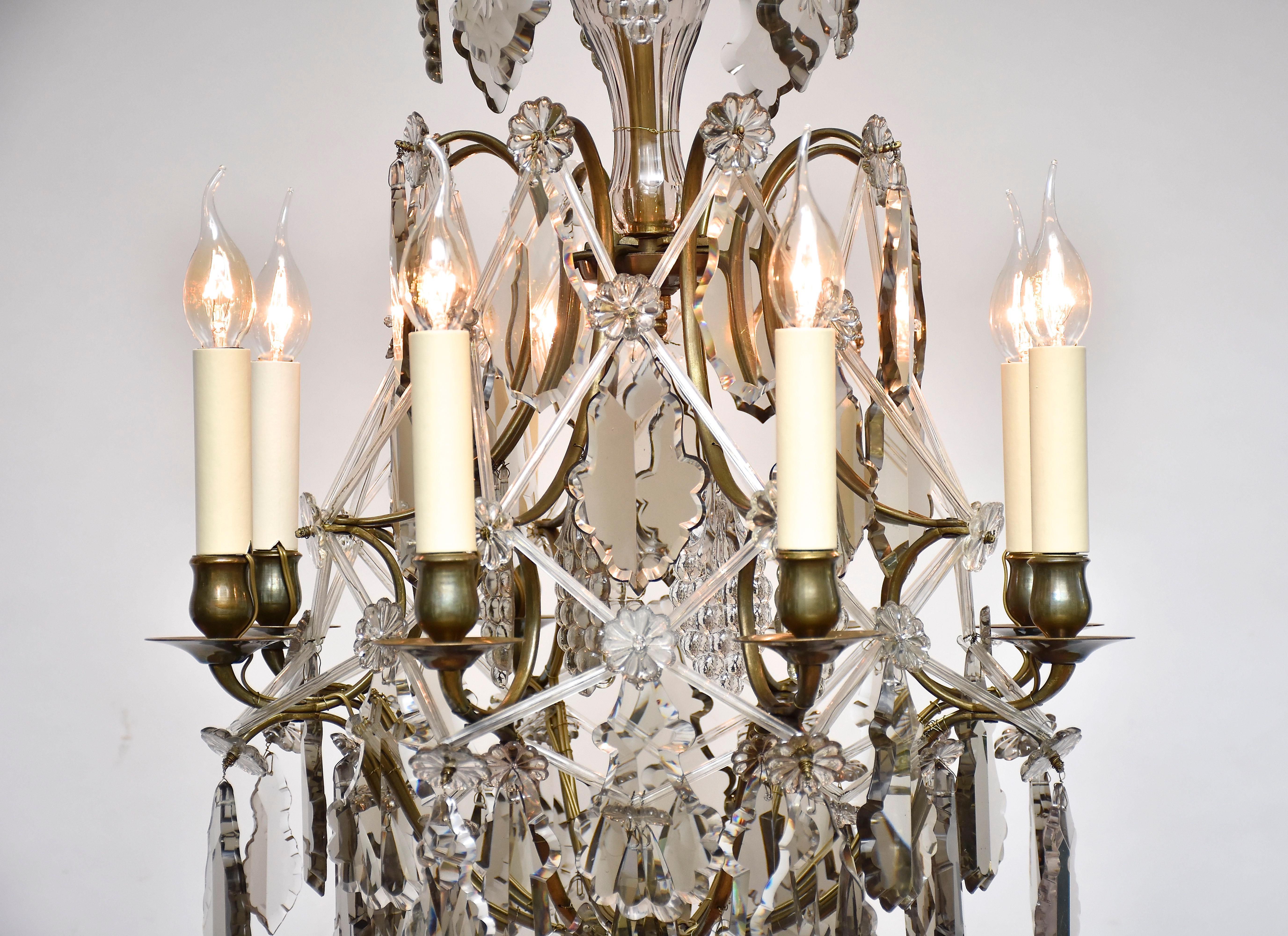 Svedese Lampadario in ottone e cristallo in stile rococò del XIX secolo in vendita