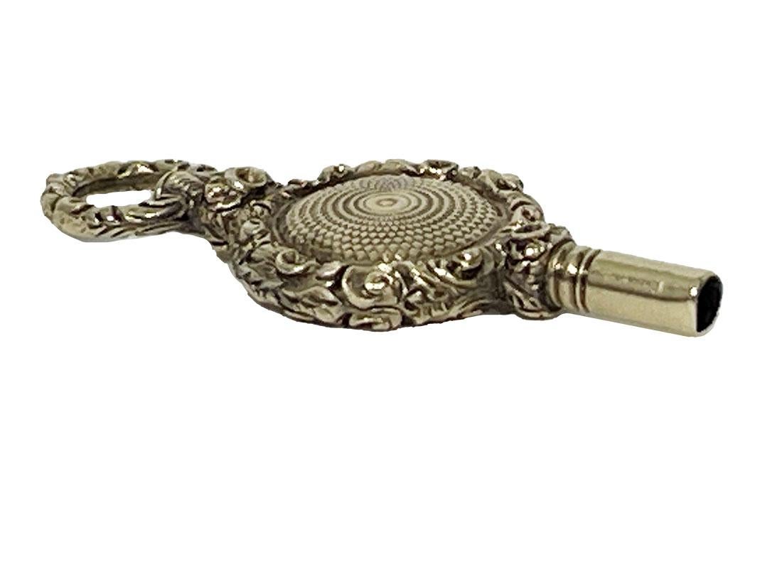 Chiave per orologio in ottone e oro del XIX secolo 

Chiave di orologio in ottone e oro del XIX secolo di forma rotonda e piatta con bordo floreale e occhiello

La misura è di 3,3 cm di altezza (occhiello incluso) e 1,8 cm di diagonale.
Il peso è di
