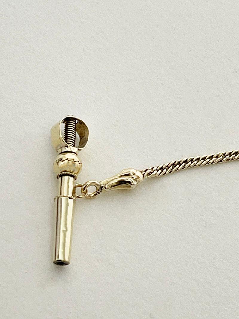 Chiave per orologio in ottone e oro del XIX secolo 

Orologio-chiave in ottone e oro del XIX secolo appeso a una piccola catena

L'altezza totale è di 6 cm e la chiave è larga 2,5 cm.
Il peso è di 2,3 grammi
(1 pollice = 2,54 cm)

