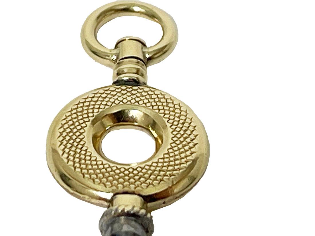 Chiave per orologio in ottone e oro del XIX secolo 

Chiave di orologio in ottone e oro del XIX secolo di forma rotonda e piatta con occhiello

La misura è di 3,7 cm di altezza (occhiello incluso) e 1,3 cm di diagonale.
Il peso è di 2,7 grammi
(1