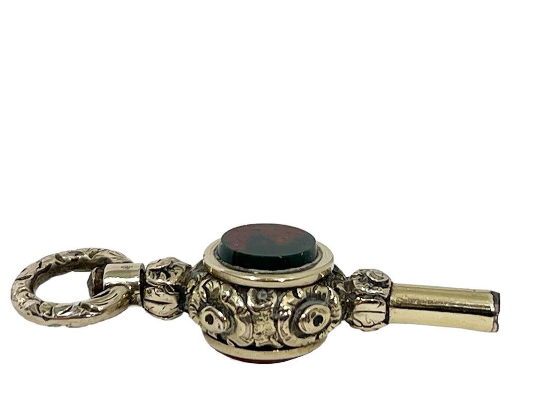 Uhrenschlüssel aus Messing und Gold des 19. Jahrhunderts mit Achat und Heliotrope-Stein (Niederländisch) im Angebot