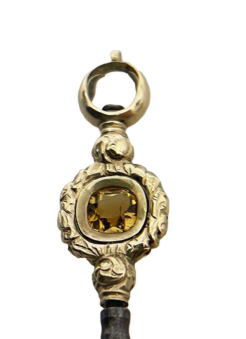 Uhrenschlüssel aus Messing und Gold des 19. Jahrhunderts mit Citrinstein (Niederländisch) im Angebot