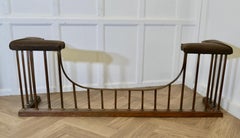 Parafango da club in ottone e pelle del XIX secolo  Questo è un pezzo elegante