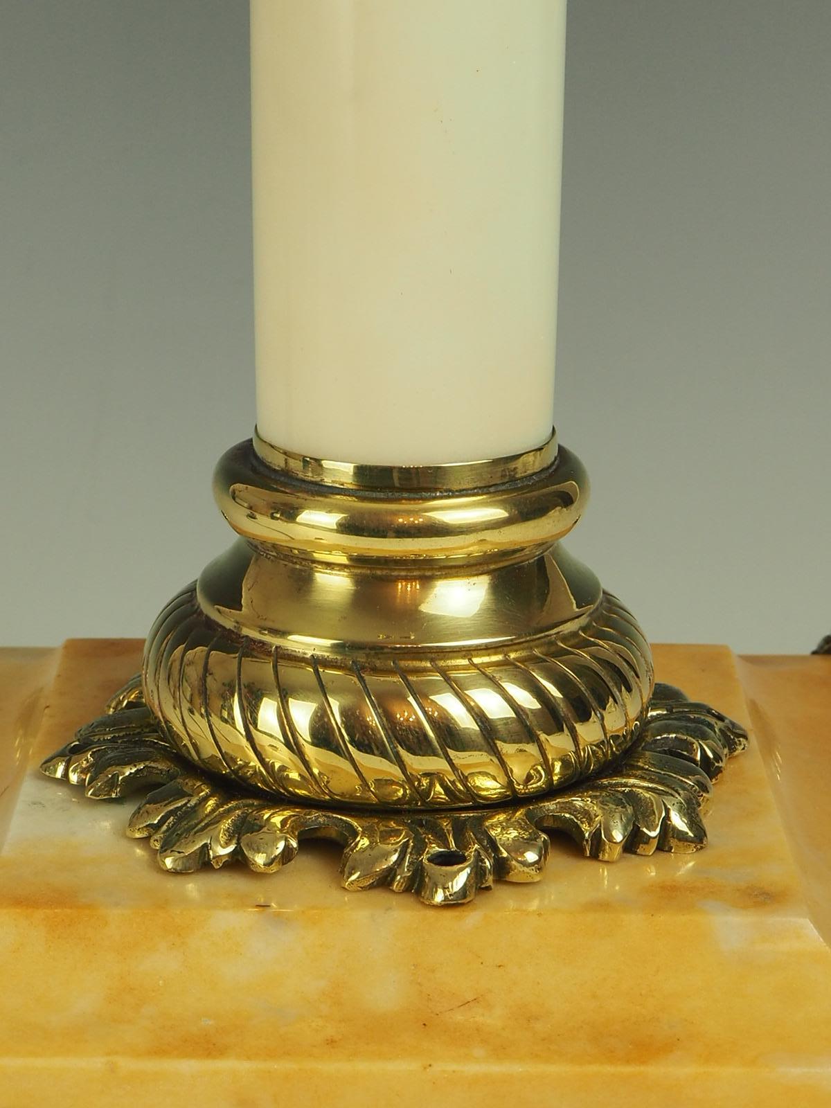 Lampe de table corinthienne en laiton et marbre du XIXe siècle en vente 6