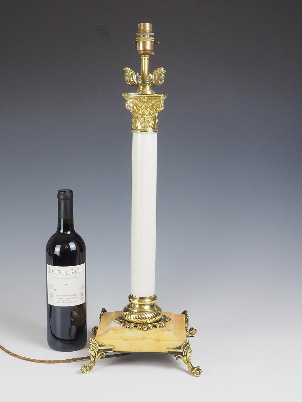Britannique Lampe de table corinthienne en laiton et marbre du XIXe siècle en vente
