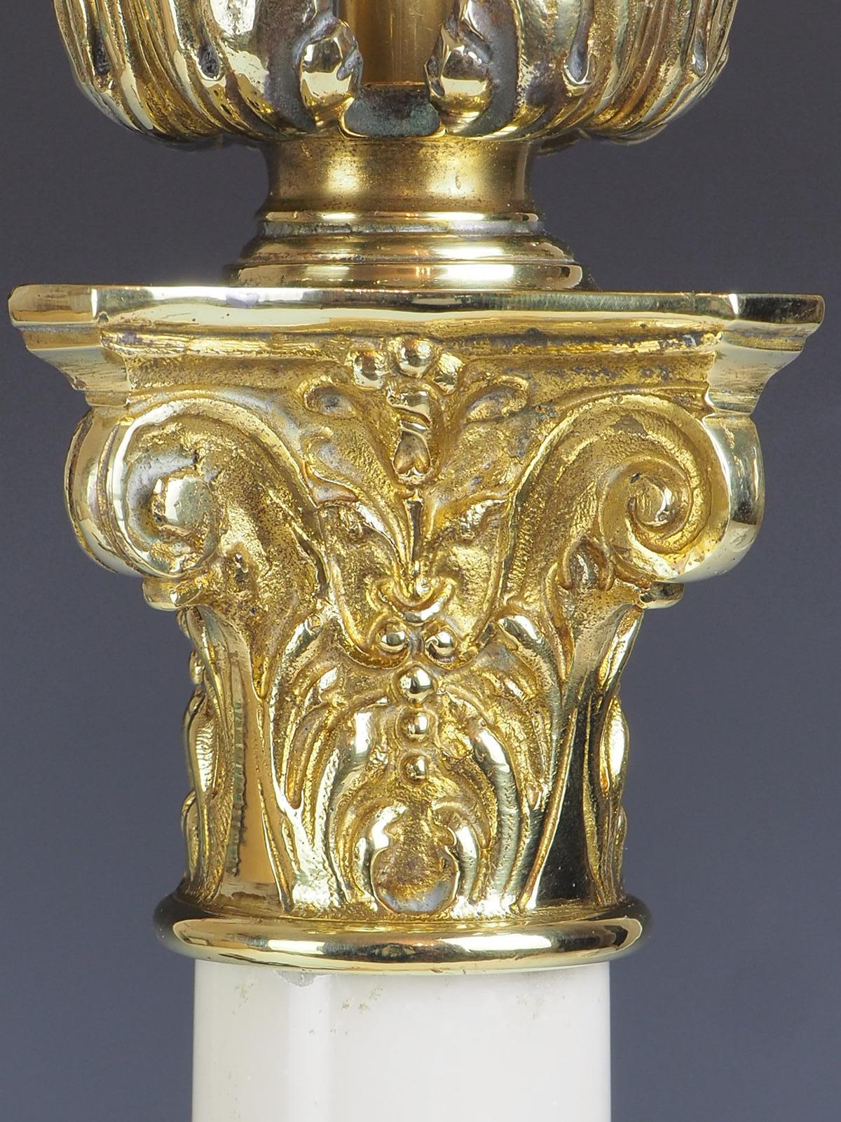 Lampe de table corinthienne en laiton et marbre du XIXe siècle en vente 1
