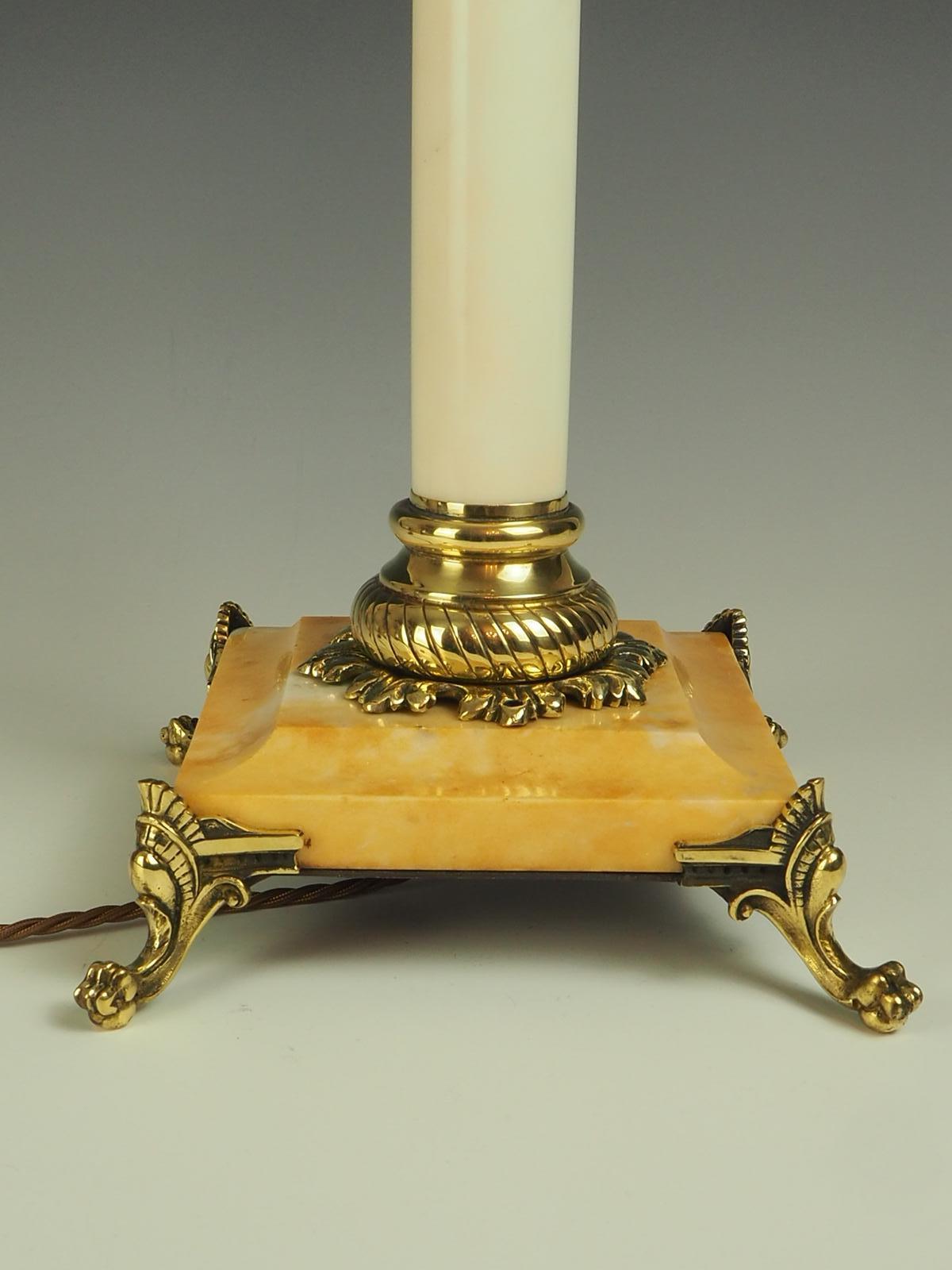 Lampe de table corinthienne en laiton et marbre du XIXe siècle en vente 2