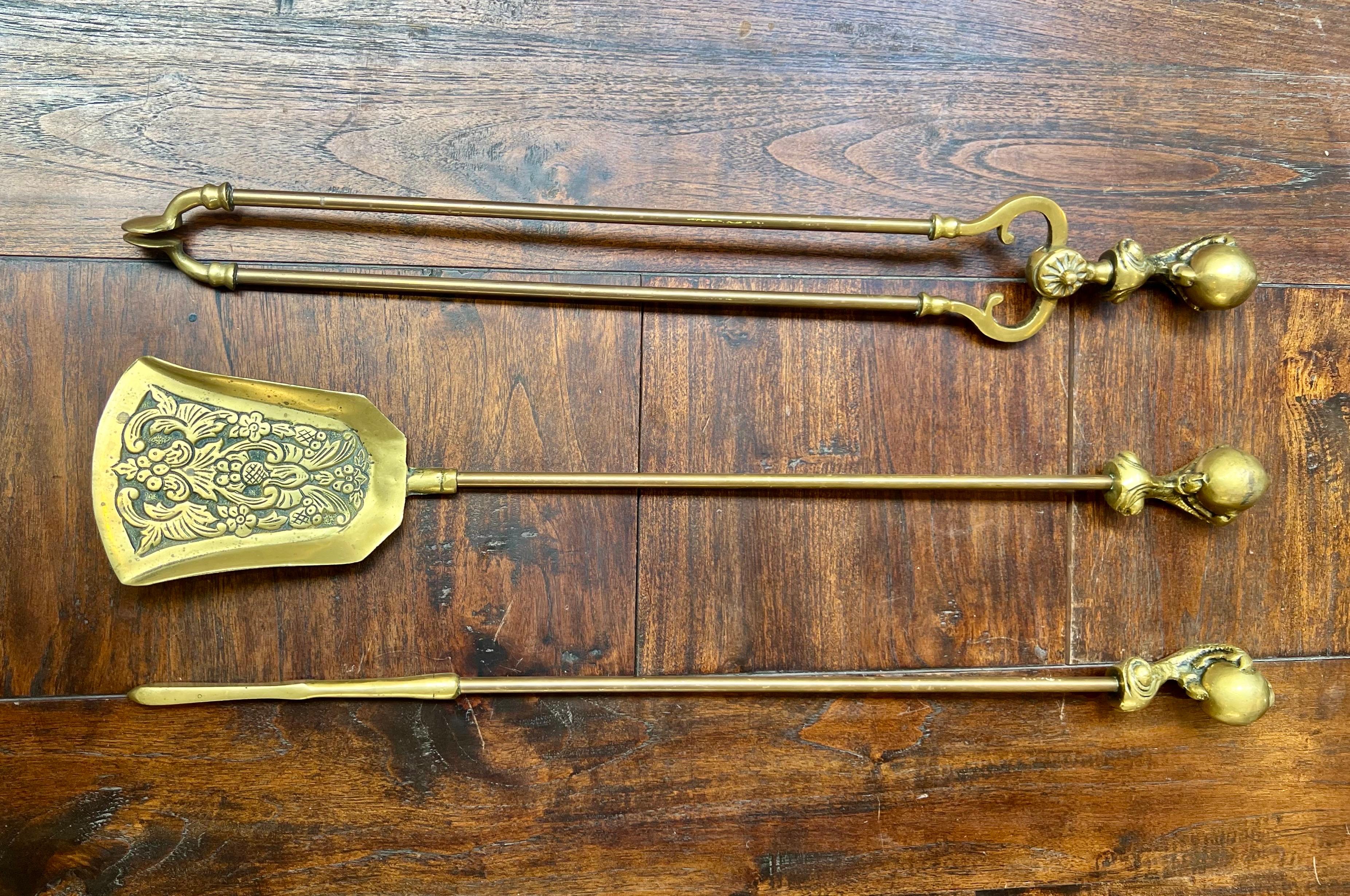 Androni in ottone del XIX secolo Strumenti per il fuoco.
Set di 3 attrezzi da fuoco decorativi in ottone antico e lucido. 
Testa The Claw e Ball per ogni utensile. Pala, mazza e pinze decorative.

Dimensioni:
Altezza: 27. 1/2