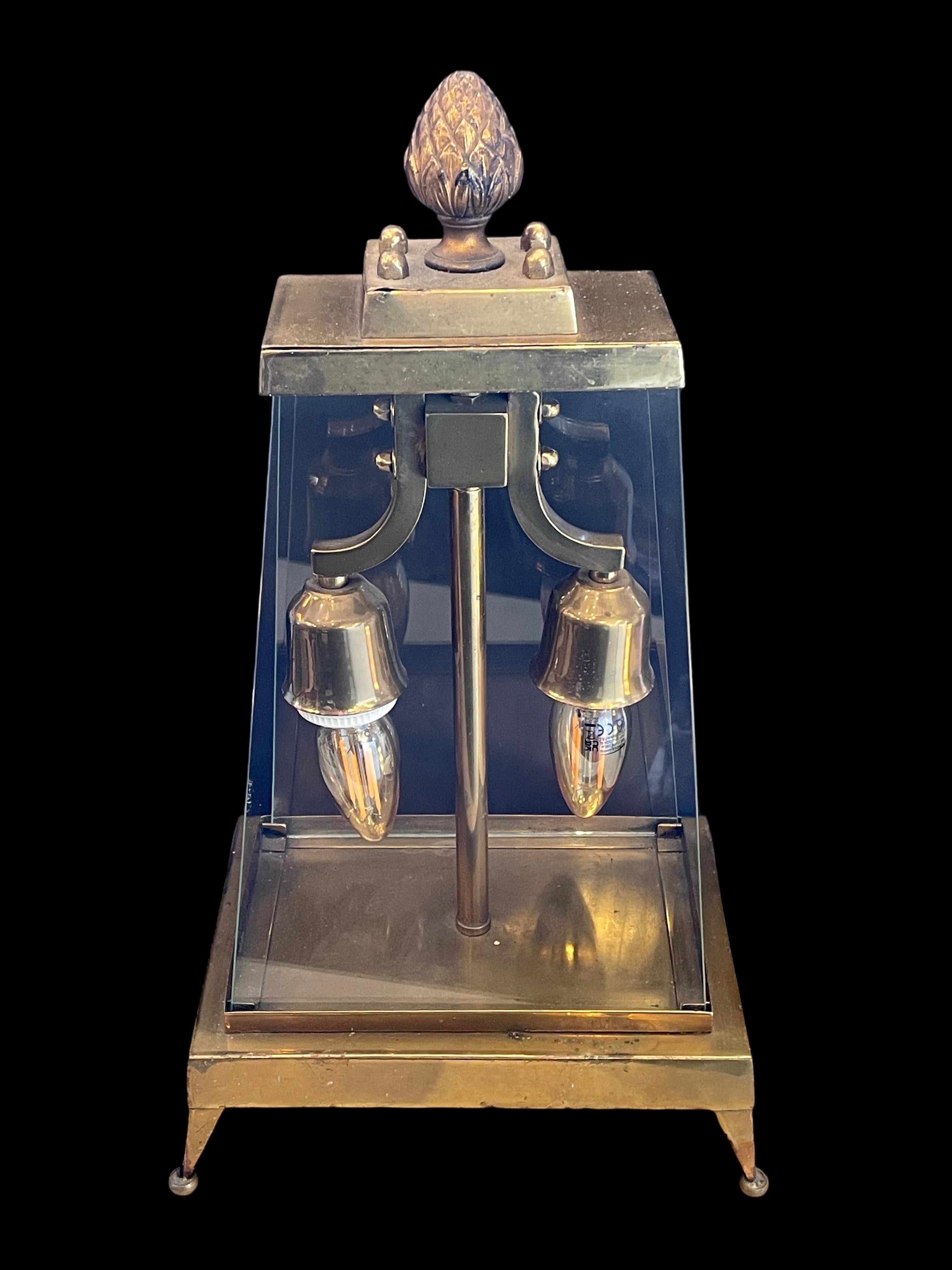 Voici une superbe petite lampe de table en laiton du XIXe siècle, dotée de deux charmants porte-lampes en forme de cloche.

Cette pièce exquise présente des signes d'ancienneté qui ajoutent à sa beauté et à sa valeur. Malgré son usure vintage, la