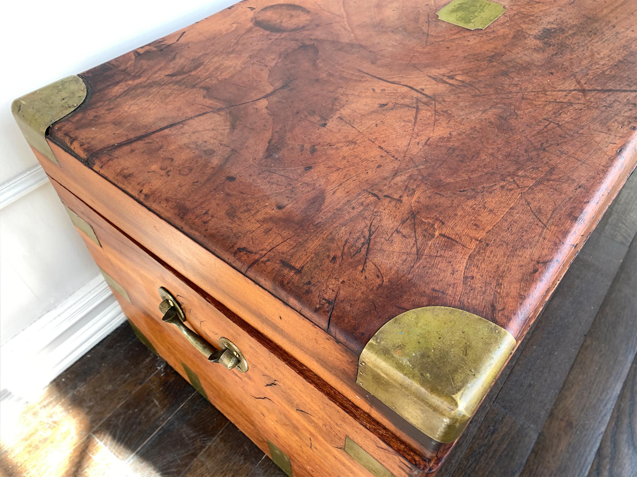 Cassapanca in legno di canfora rilegata in ottone del XIX secolo In condizioni buone in vendita a New York, NY