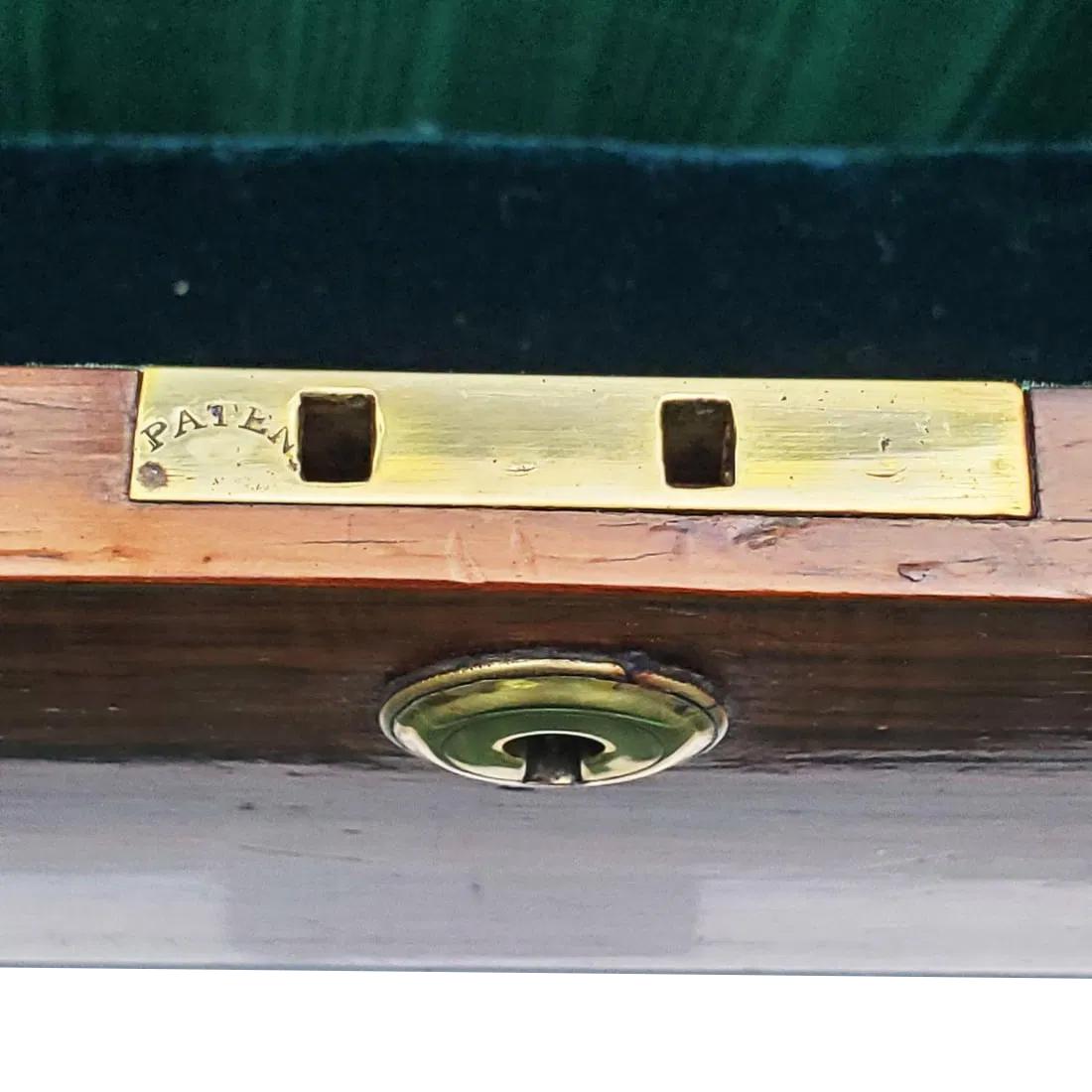 Schmuckkästchen aus Messing mit Rosenholz-Kampagnen-Typ aus dem 19. Jahrhundert im Angebot 2