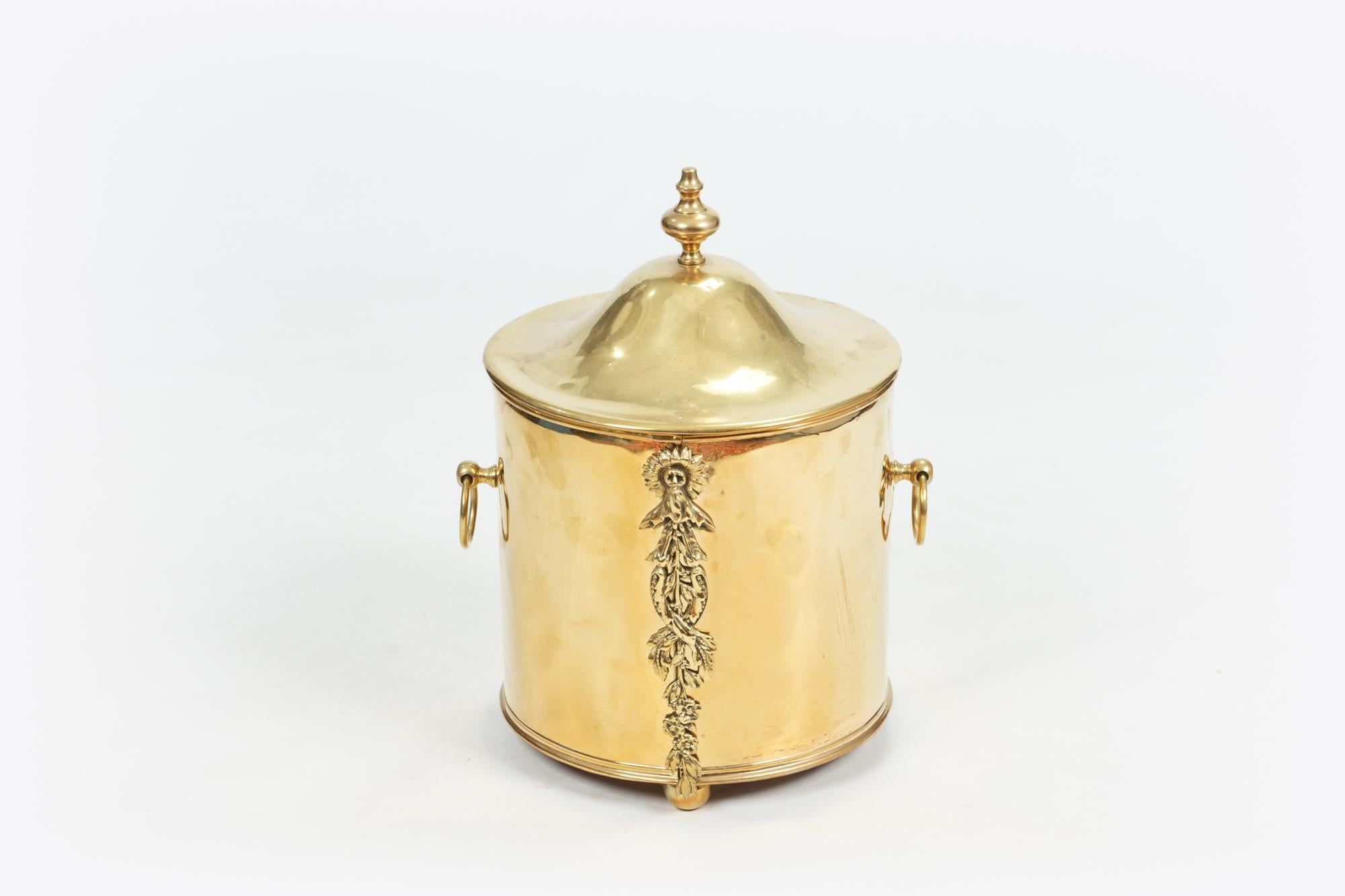19th century brass coal scuttle with carrying handles and decorative finial

Dimensions: H 19