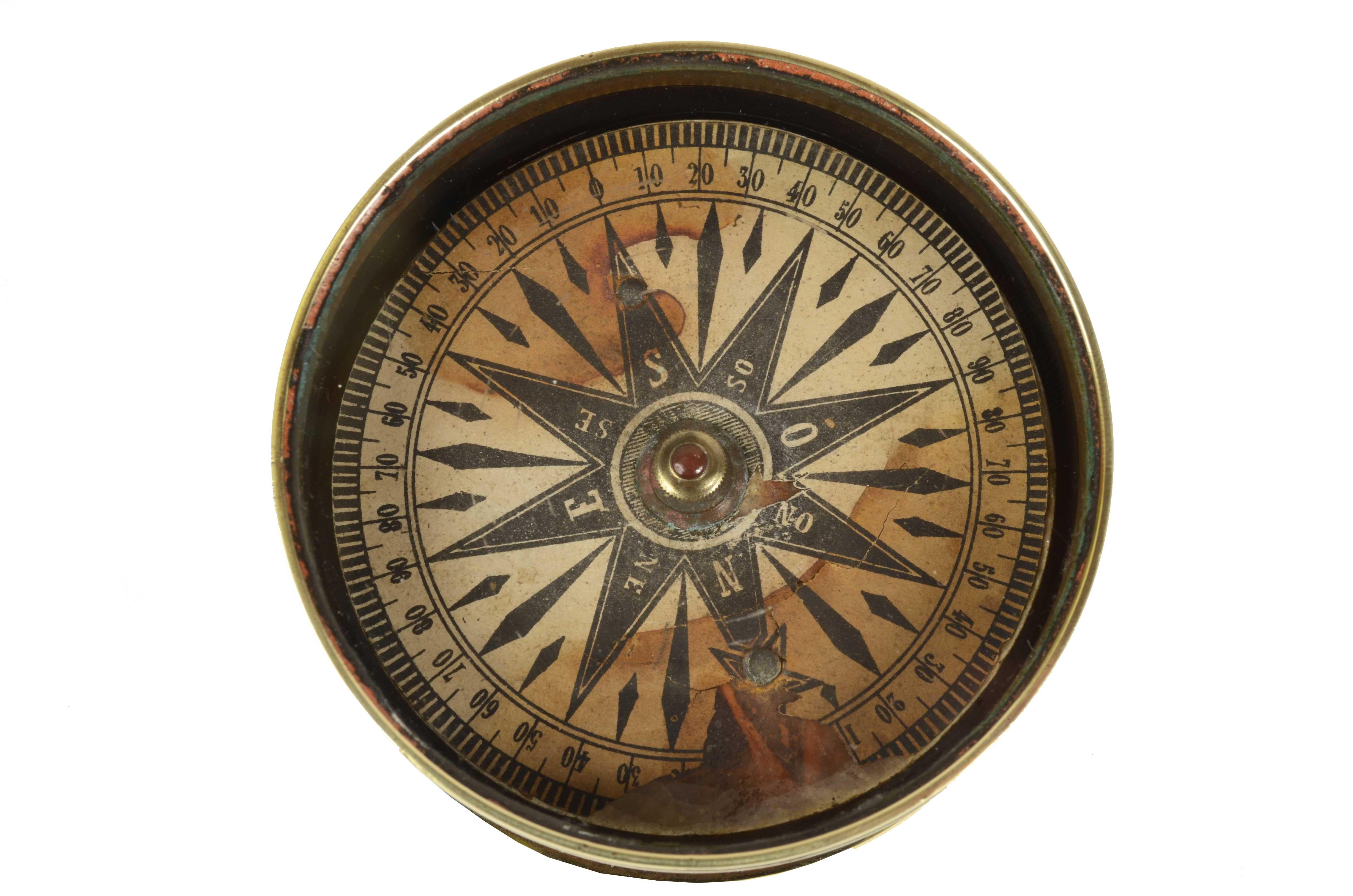 Dry little compass placed in its original turned brass box with a protection glass. English manufacture of the second half of XIX century. Compass card printed by engraving on copper plate. Good condition, shortcomings in the wind rose,
Fully