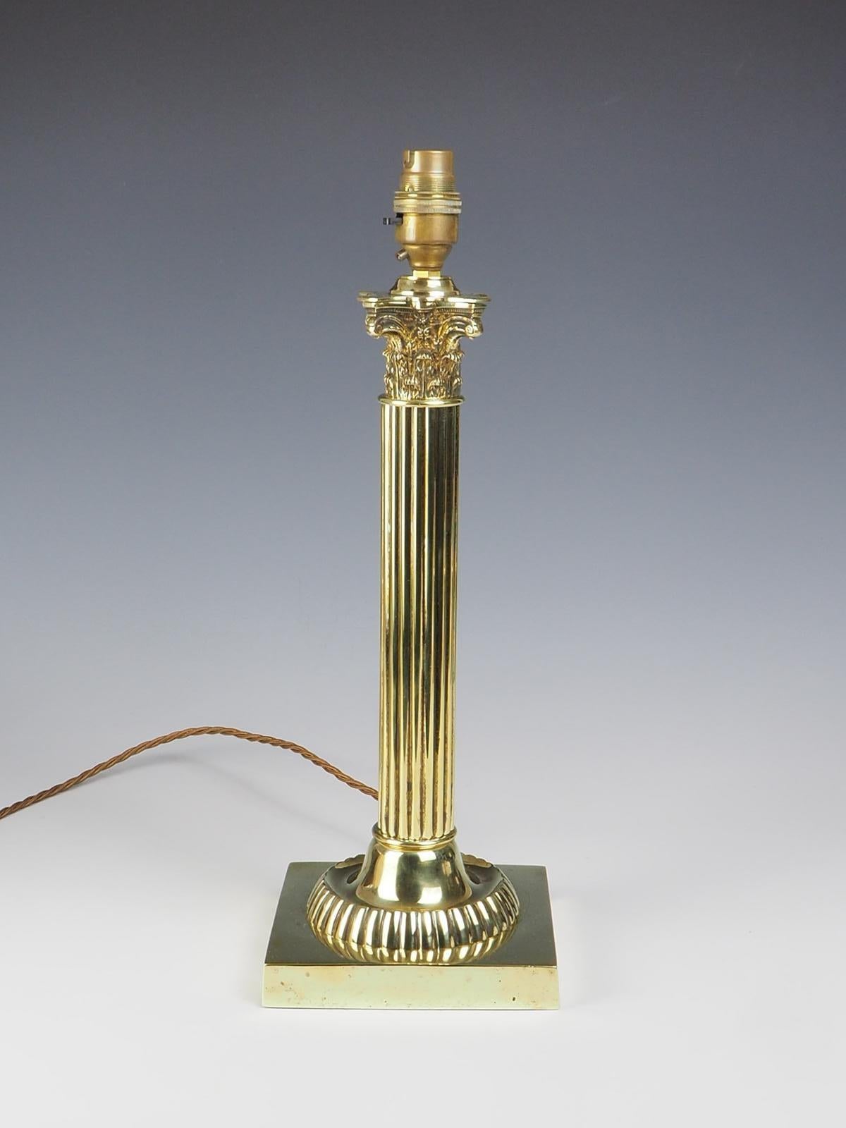 Korinthische Tischlampe aus Messing aus dem 19. Jahrhundert, ein wahrhaft exquisites Stück, das Eleganz und Raffinesse mühelos vereint.

Diese Lampe verfügt über einen atemberaubenden Muschelsockel, der sorgfältig bis zur Perfektion gearbeitet ist.