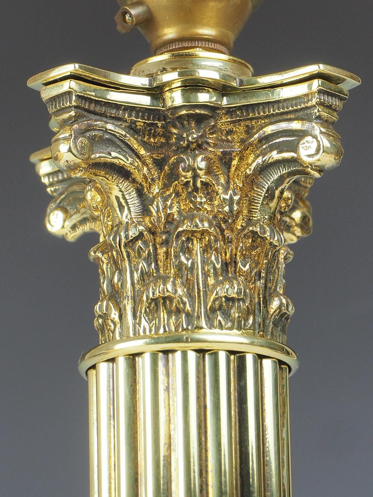 Korinthische Tischlampe aus Messing des 19. im Zustand „Gut“ im Angebot in Lincoln, GB
