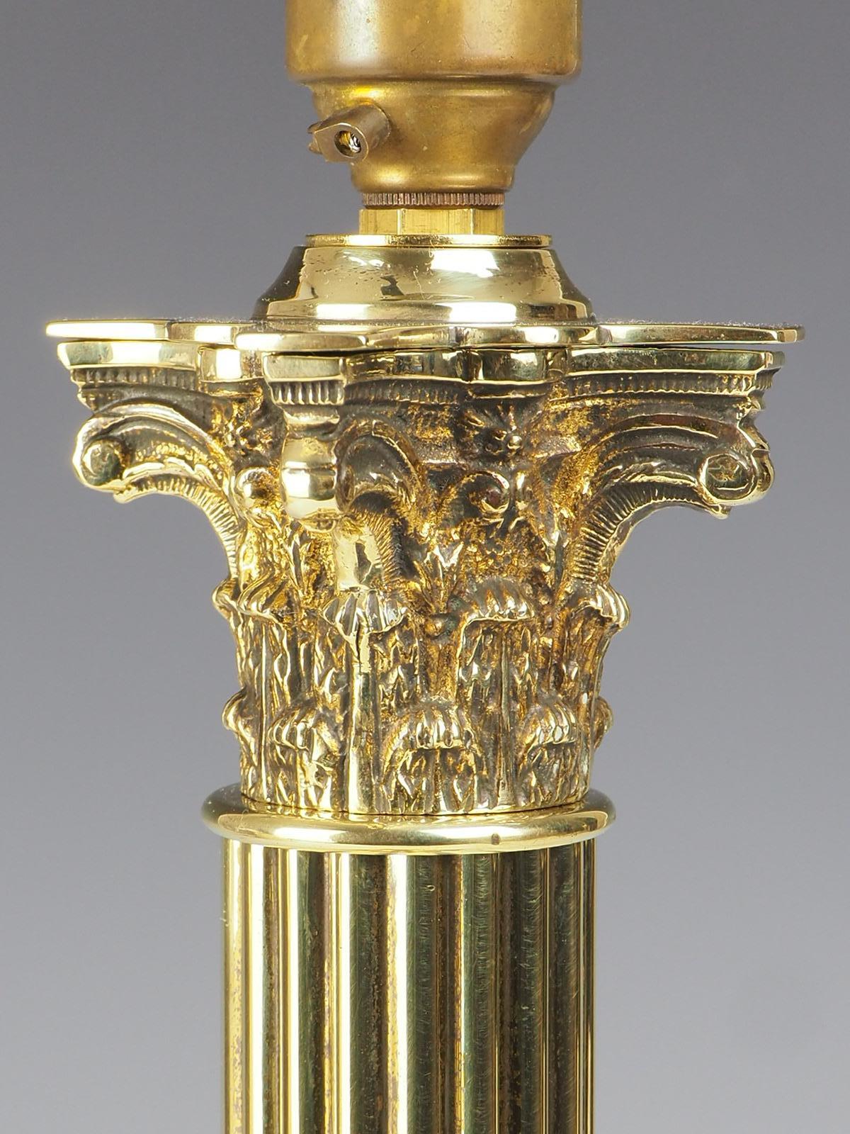 Korinthische Tischlampe aus Messing des 19. (19. Jahrhundert) im Angebot