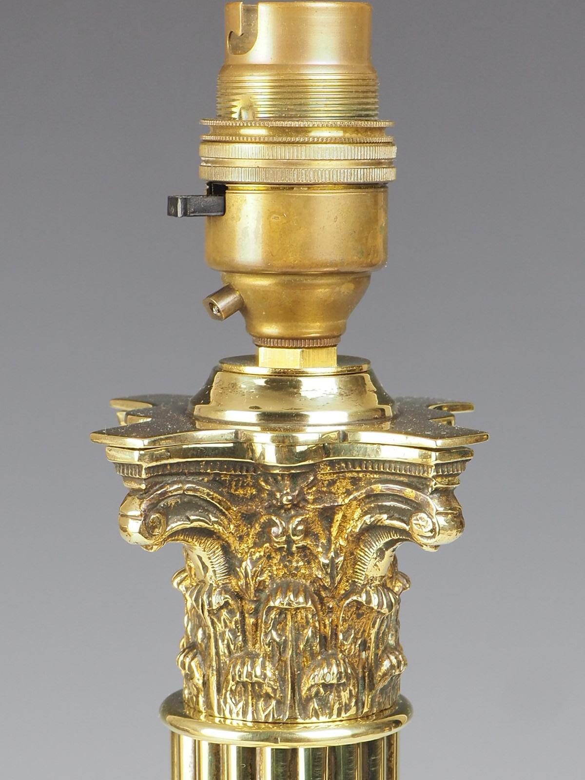 Korinthische Tischlampe aus Messing des 19. im Angebot 1