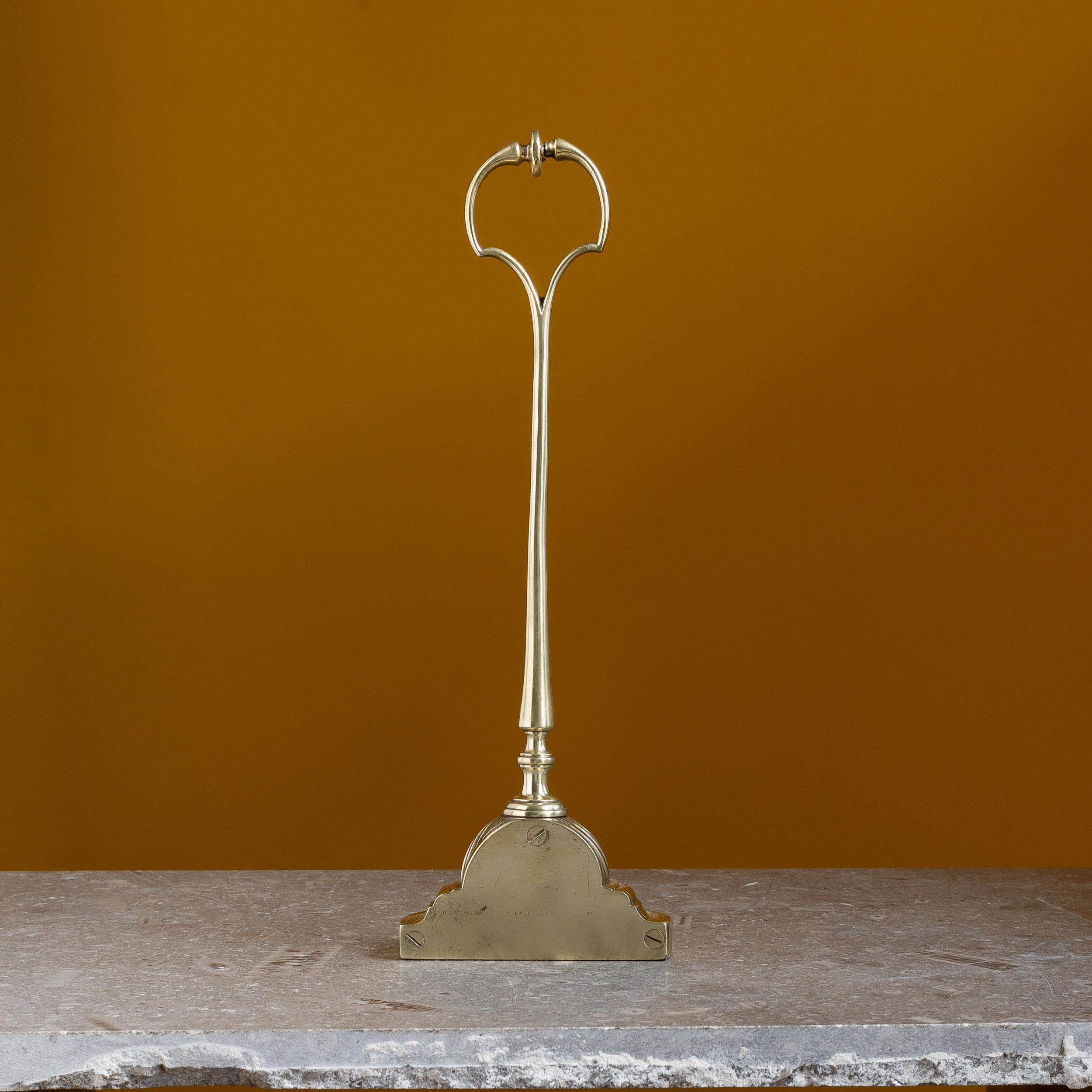 Una portinaia in ottone del XIX secolo, zavorrata, con decorazione in wrythen alla base. Un elegante esempio del periodo Regency.