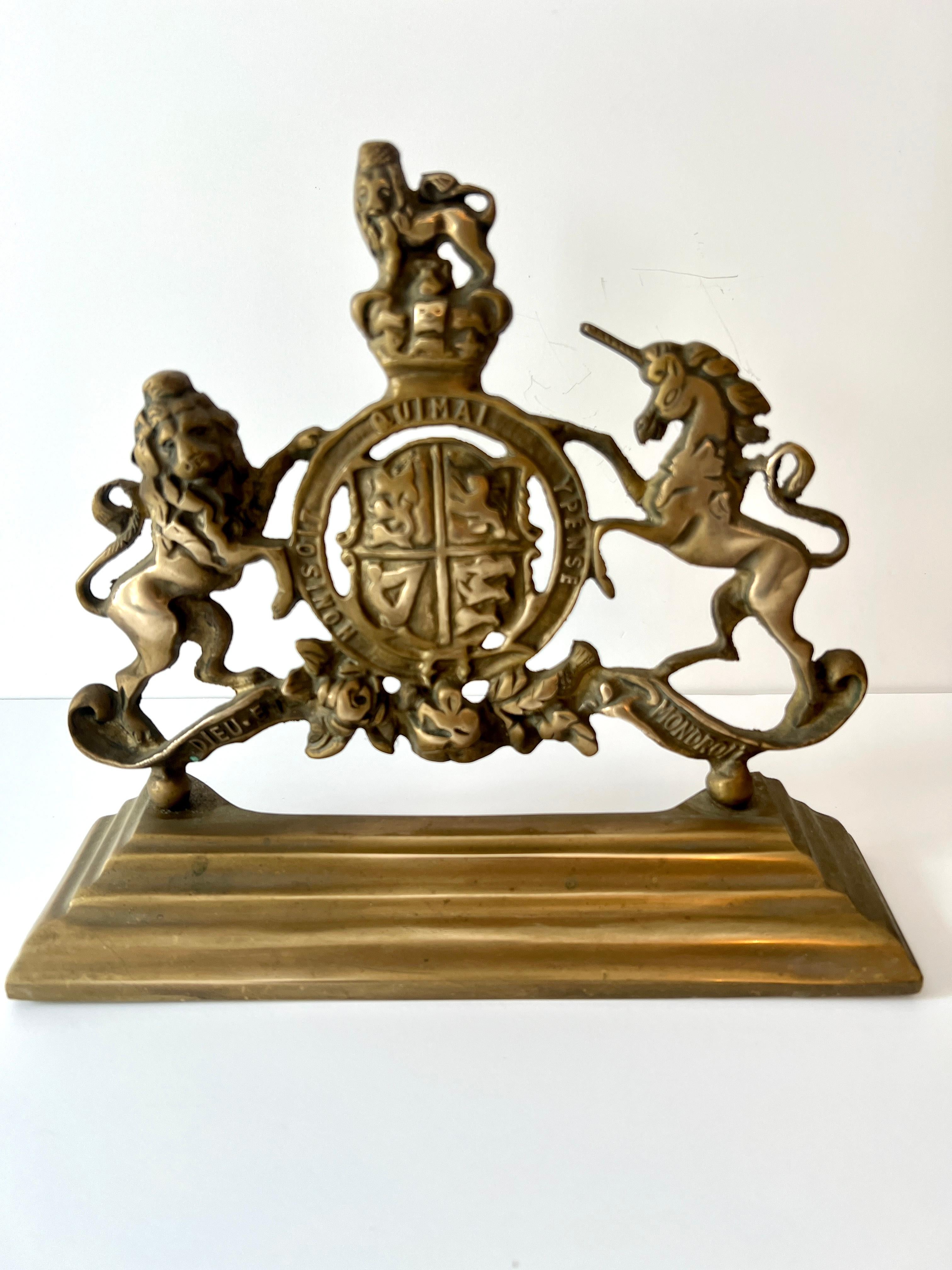 Tope de puerta de latón del siglo XIX con el escudo real británico en Bueno estado para la venta en Los Angeles, CA