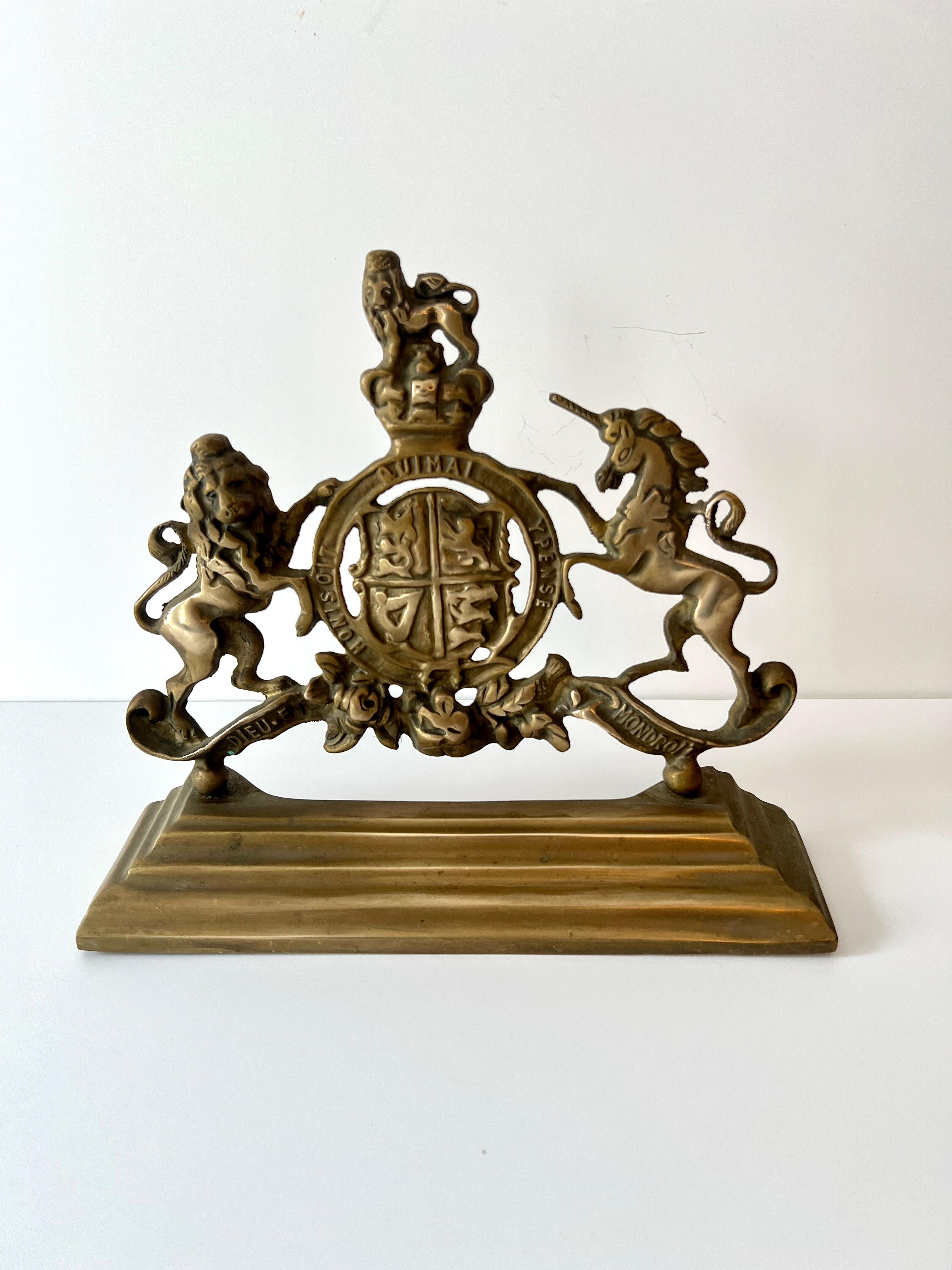 Tope de puerta de latón del siglo XIX con el escudo real británico Latón en venta