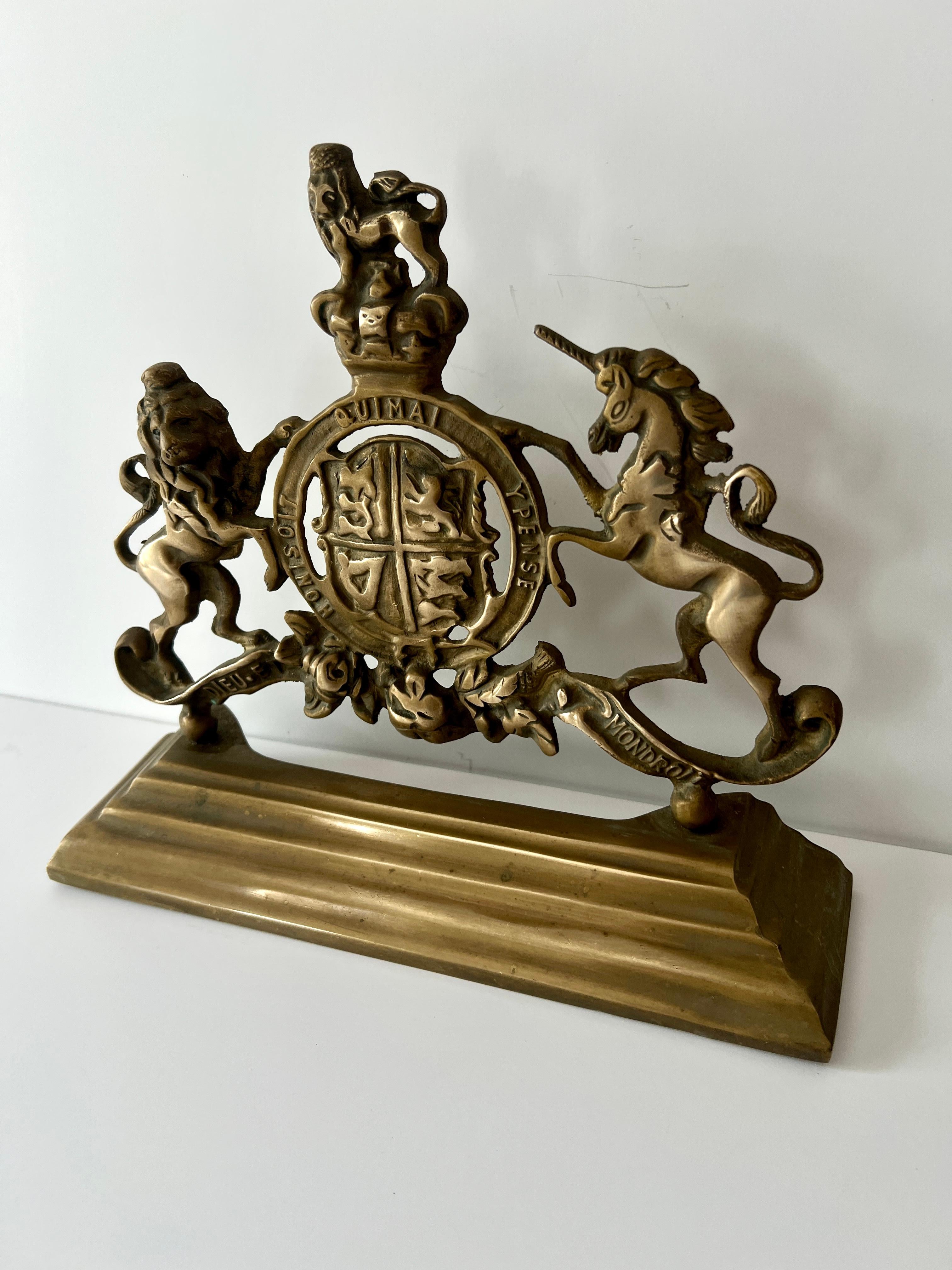 Tope de puerta de latón del siglo XIX con el escudo real británico en venta 2